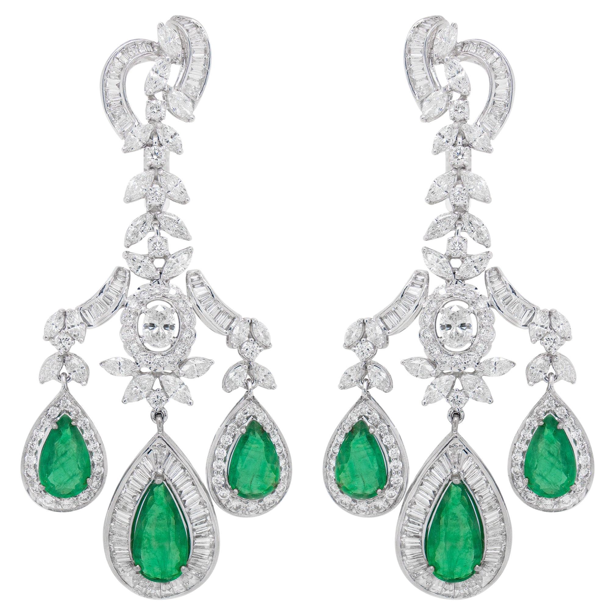 Importantes boucles d'oreilles chandelier en or 18 carats, émeraudes et diamants 17,89 carats en vente