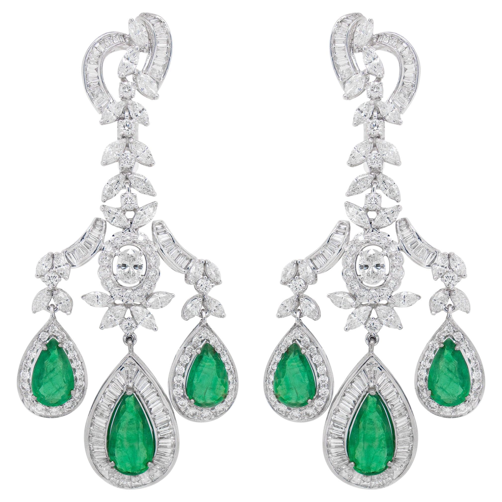 Importantes boucles d'oreilles chandelier en or 18 carats, émeraudes et diamants 17,89 carats en vente