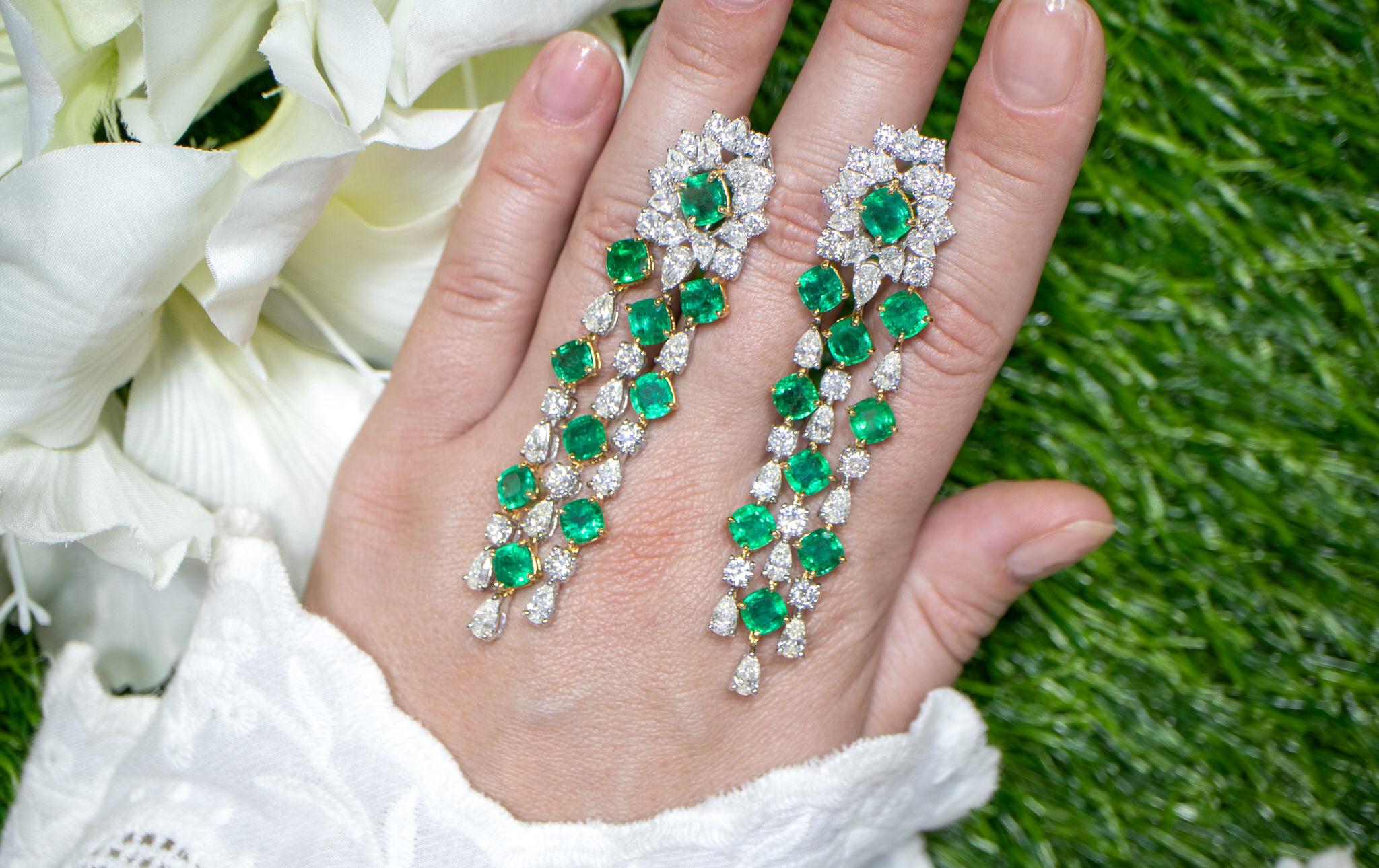 Contemporary Important Emerald and Diamond Chandelier Earrings 29 Carats 18K Gold For Sale