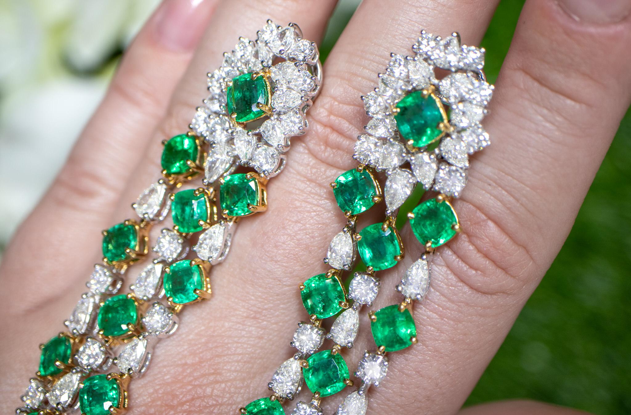 Mixed Cut Important Emerald and Diamond Chandelier Earrings 29 Carats 18K Gold For Sale