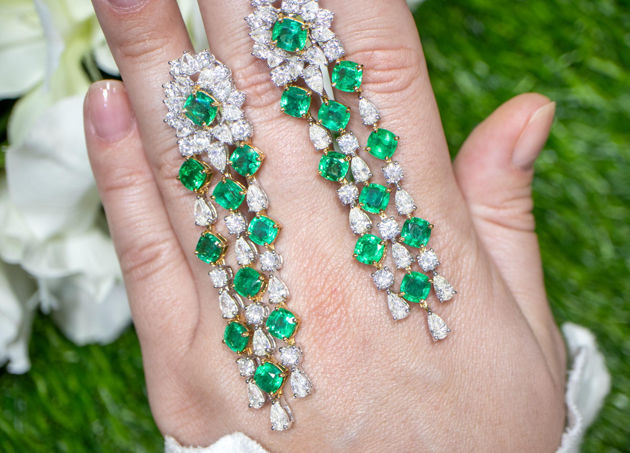 Importantes boucles d'oreilles chandelier en or 18 carats, émeraudes et diamants 29 carats Pour femmes en vente