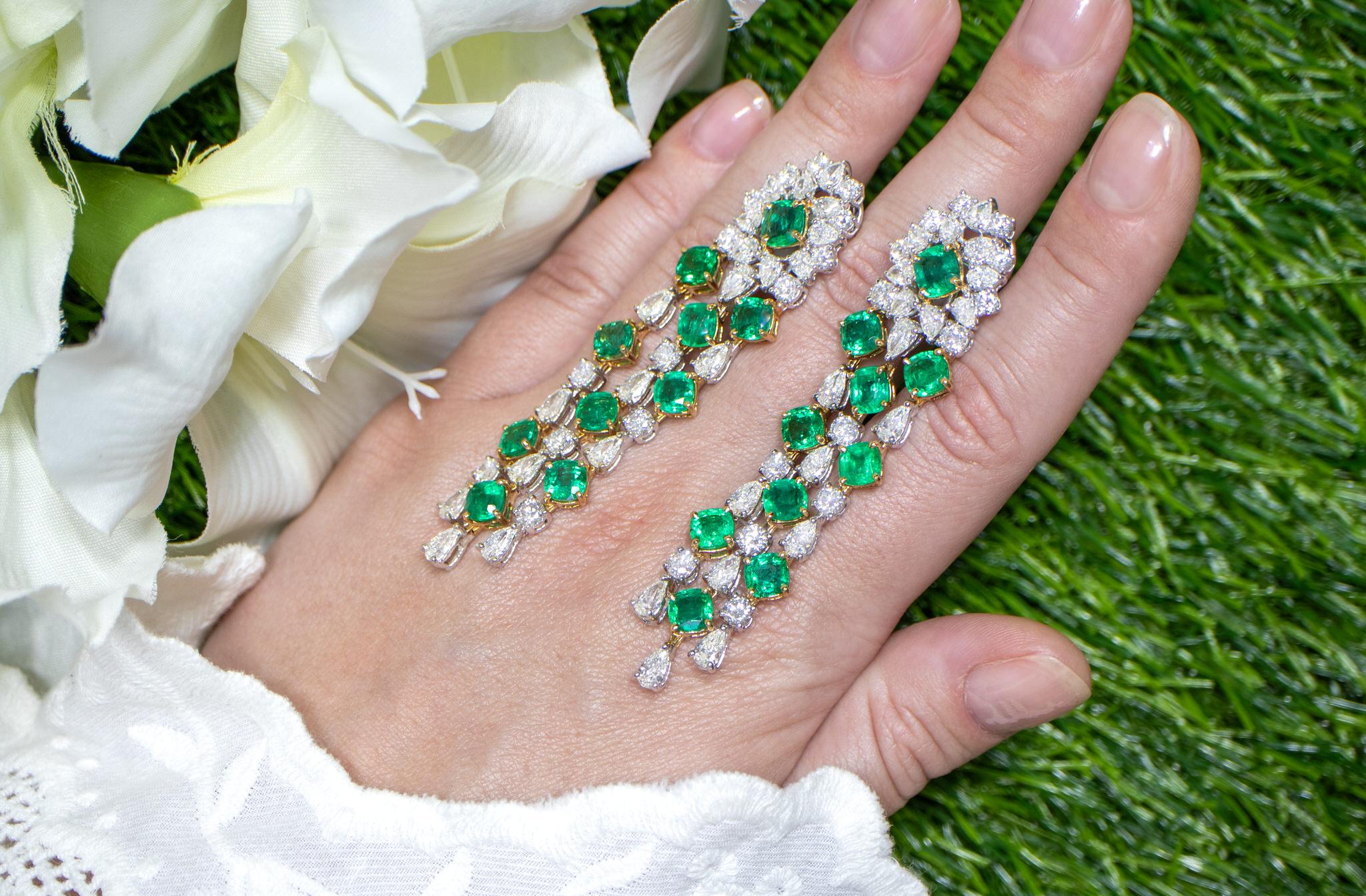 Important Emerald and Diamond Chandelier Earrings 29 Carats 18K Gold For Sale 1