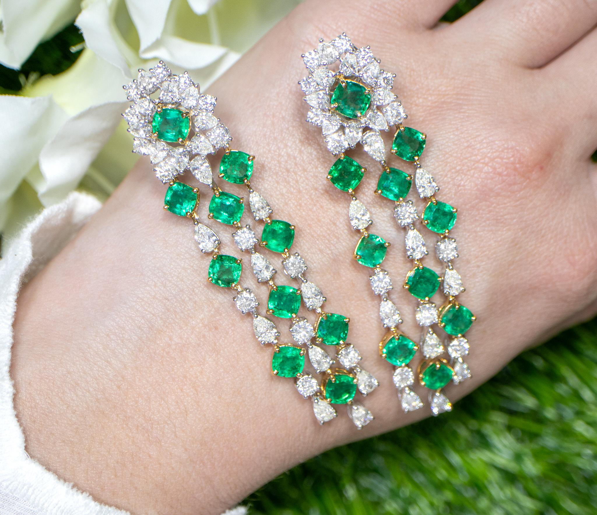 Important Emerald and Diamond Chandelier Earrings 29 Carats 18K Gold For Sale 2