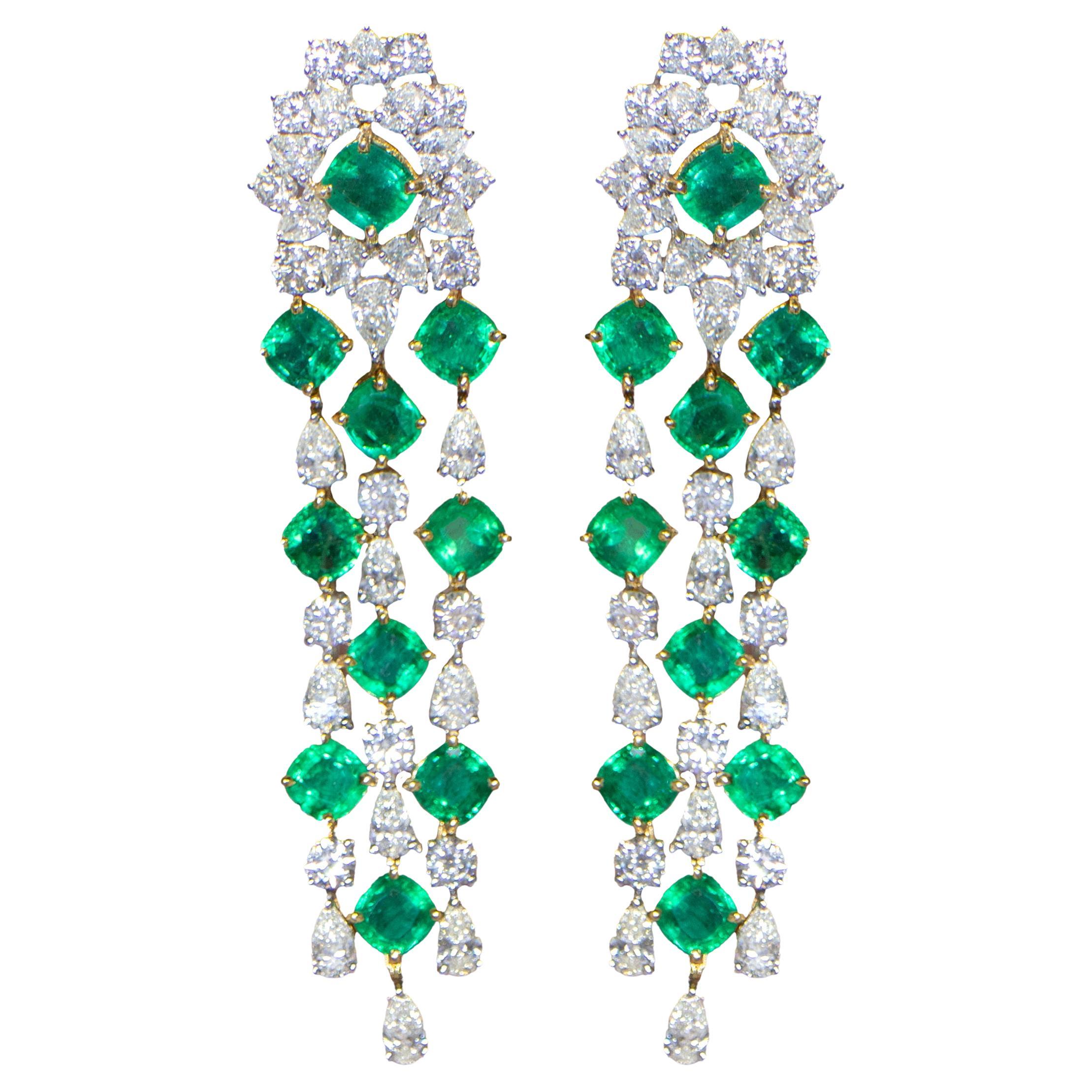 Importantes boucles d'oreilles chandelier en or 18 carats, émeraudes et diamants 29 carats en vente