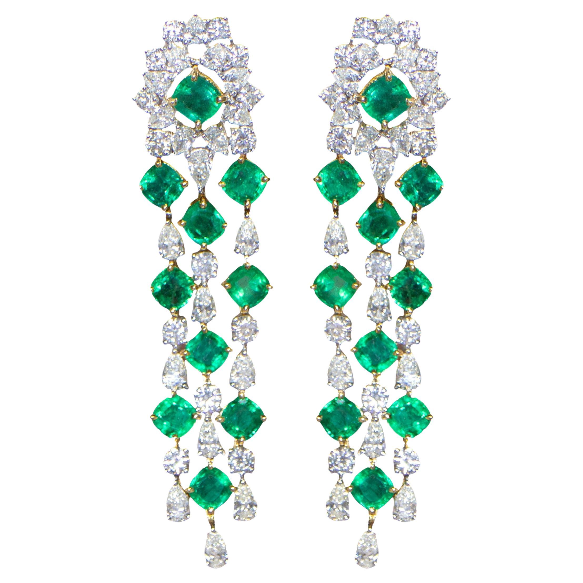 Important Emerald and Diamond Chandelier Earrings 29 Carats 18K Gold