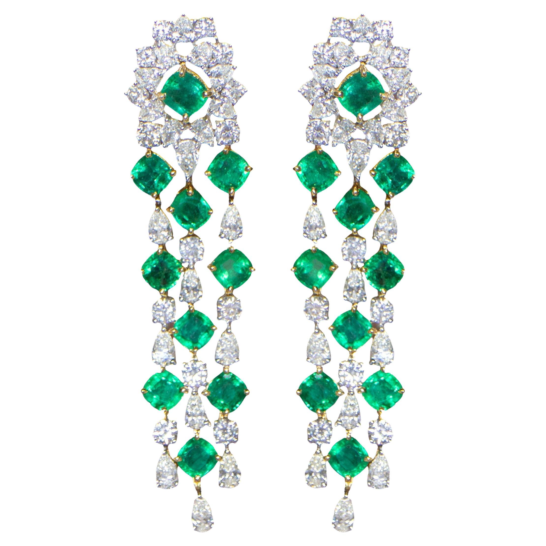Important Emerald and Diamond Chandelier Earrings 29 Carats 18K Gold For Sale