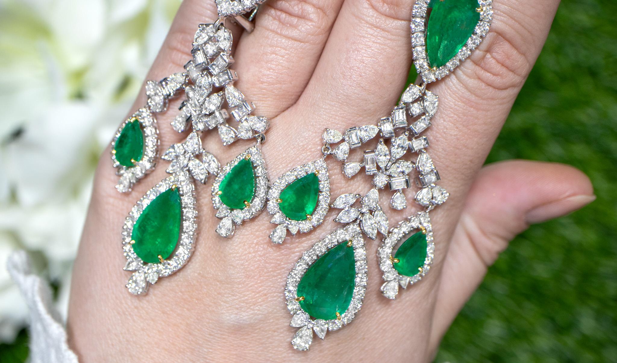 Importantes Pendientes Araña Esmeralda y Diamantes 38 Quilates Oro 18K Corte pera en venta