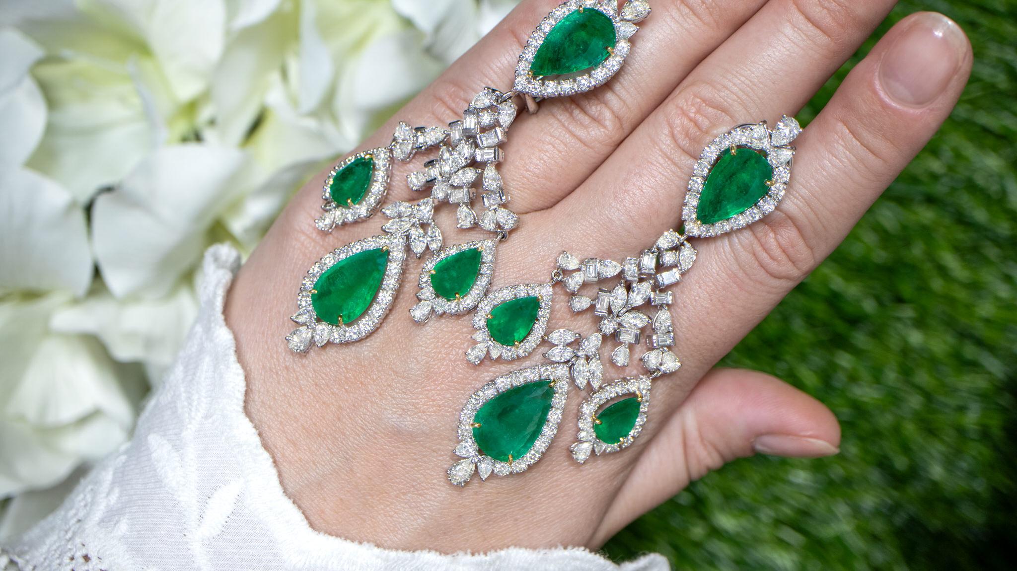 Important Emerald and Diamond Chandelier Earrings 38 Carats 18K Gold For Sale 1