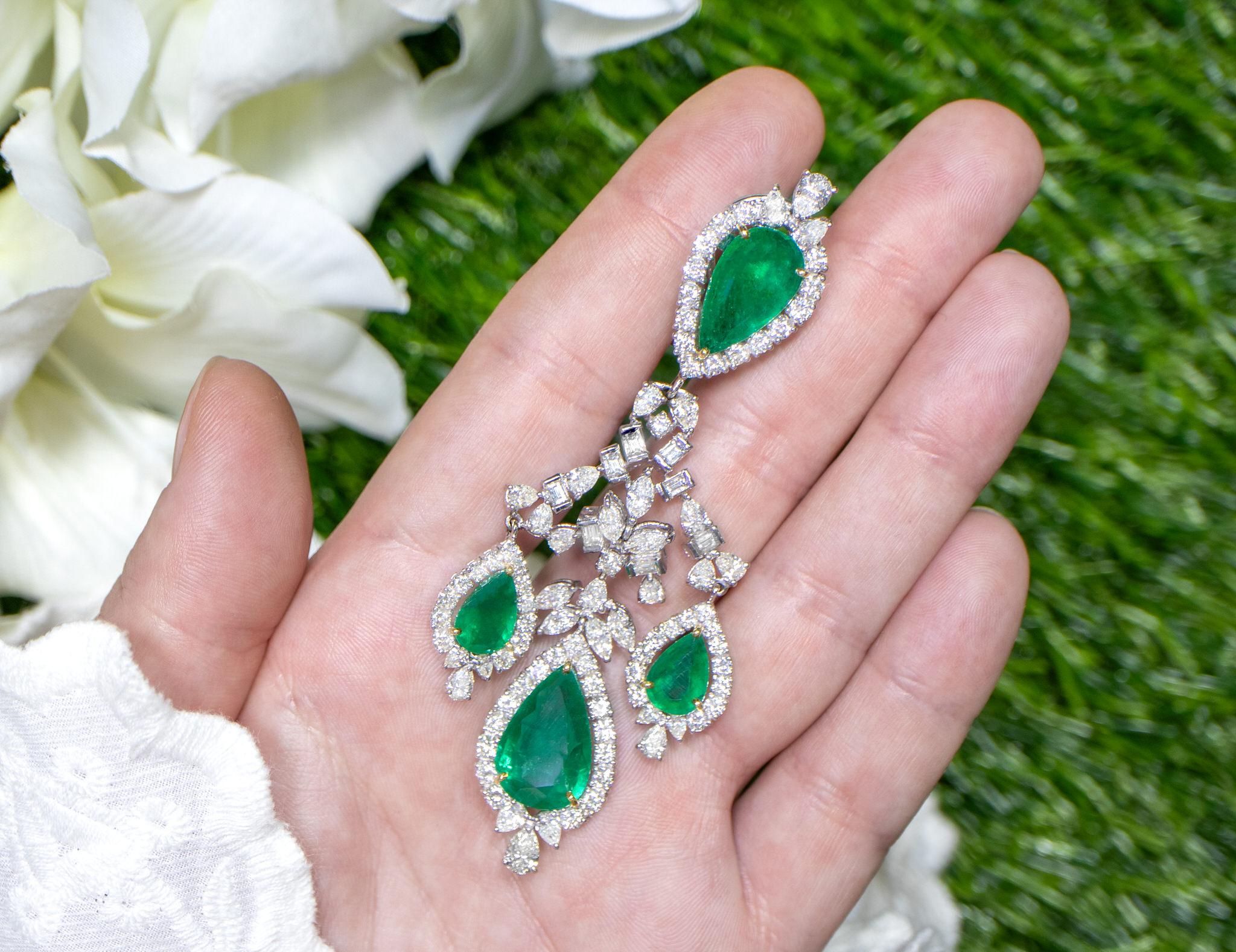 Important Emerald and Diamond Chandelier Earrings 38 Carats 18K Gold For Sale 2
