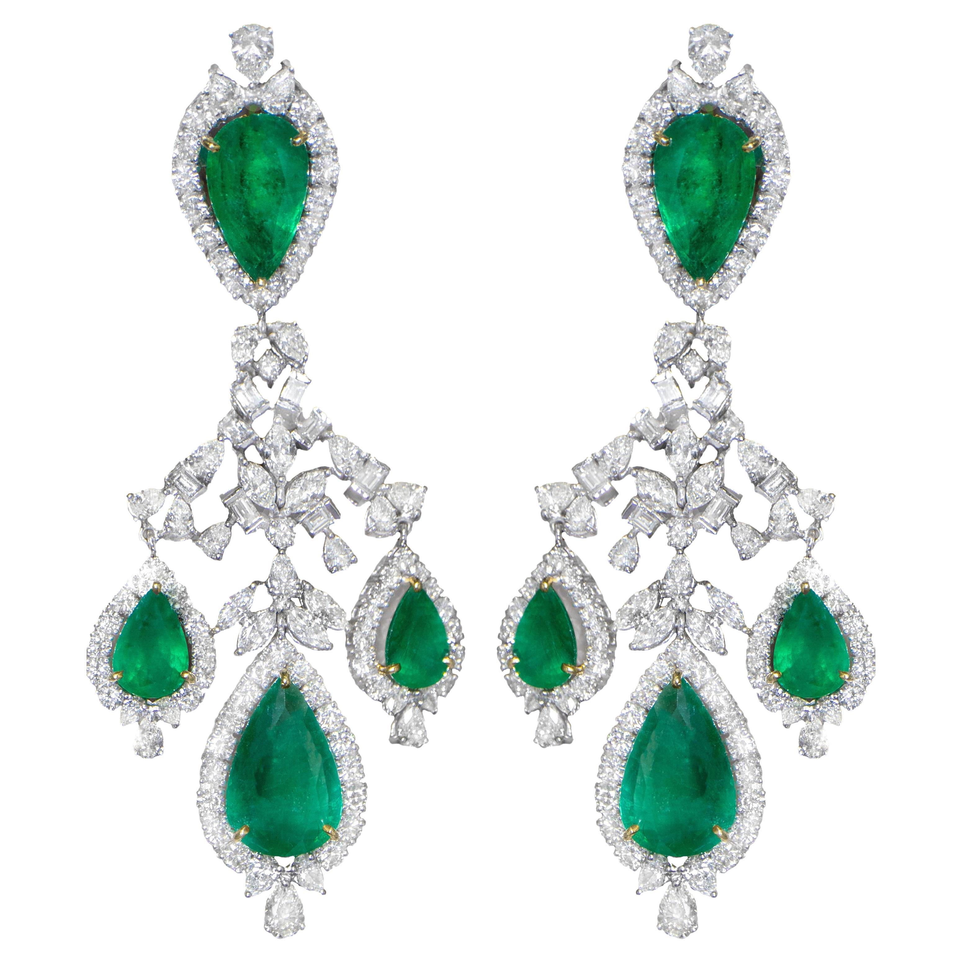 Important Emerald and Diamond Chandelier Earrings 38 Carats 18K Gold For Sale