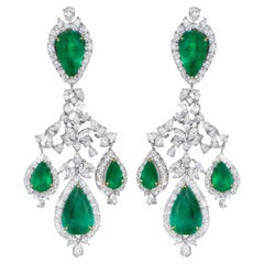 Importantes boucles d'oreilles chandelier en or 18 carats, émeraudes et diamants 38 carats