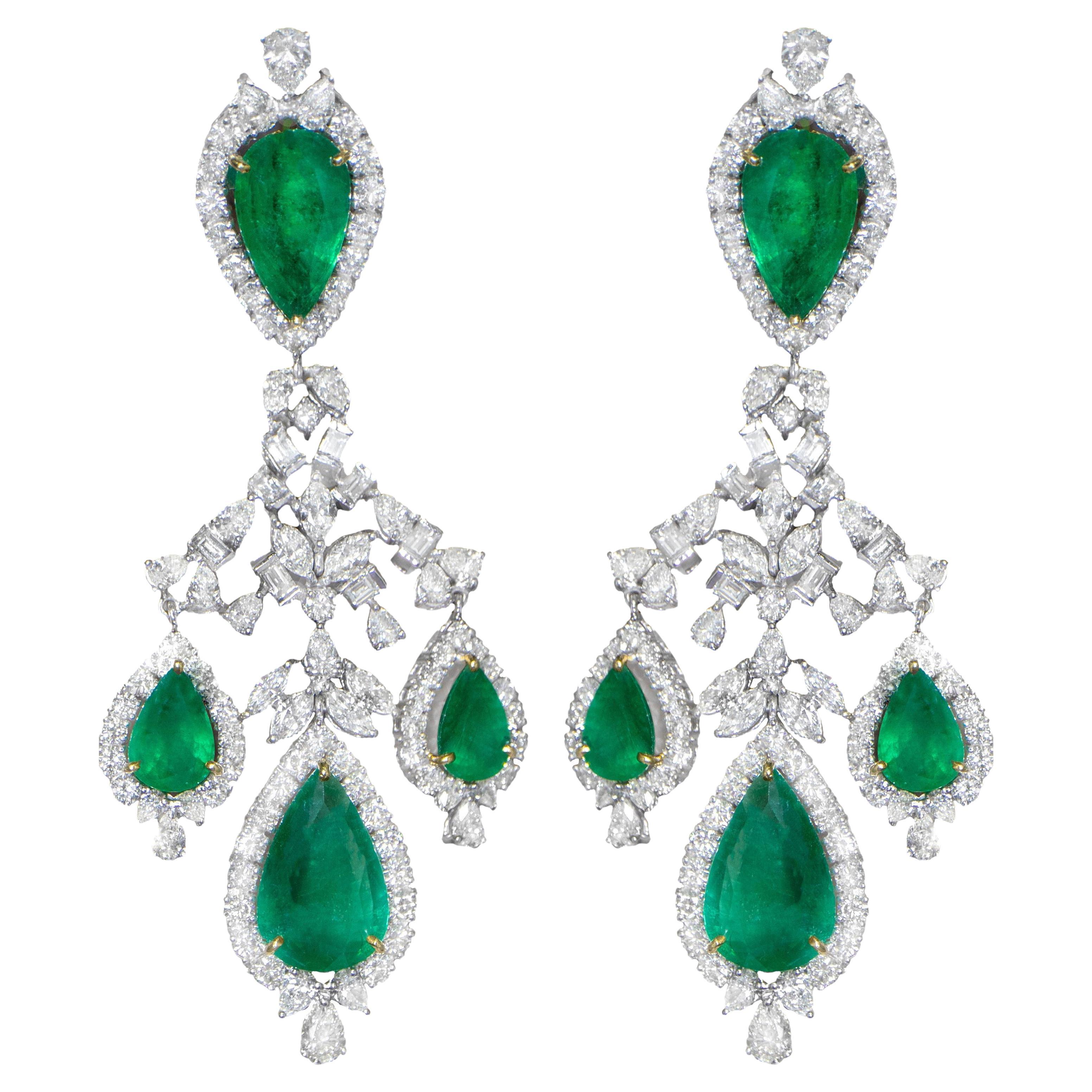 Important Emerald and Diamond Chandelier Earrings 38 Carats 18K Gold For Sale
