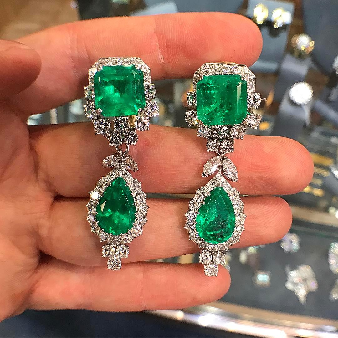 Important Emerald and Diamond Earrings For Sale 6