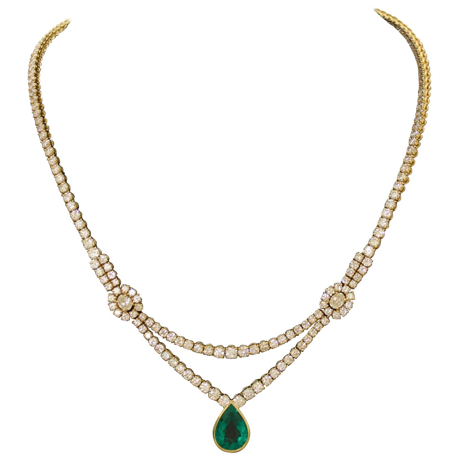 Important Emerald and Diamond Necklace in 18 Karat Yellow Gold For Sale