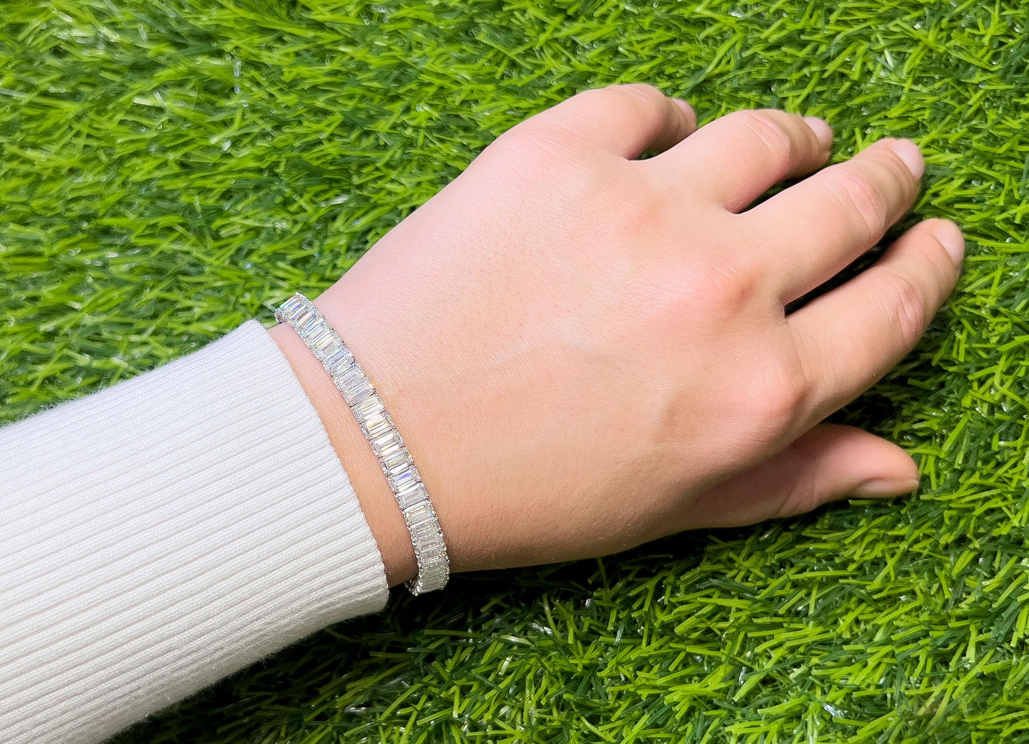 Contemporain Important bracelet tennis en or 18 carats avec 51 diamants taille émeraude de 20,32 carats en vente