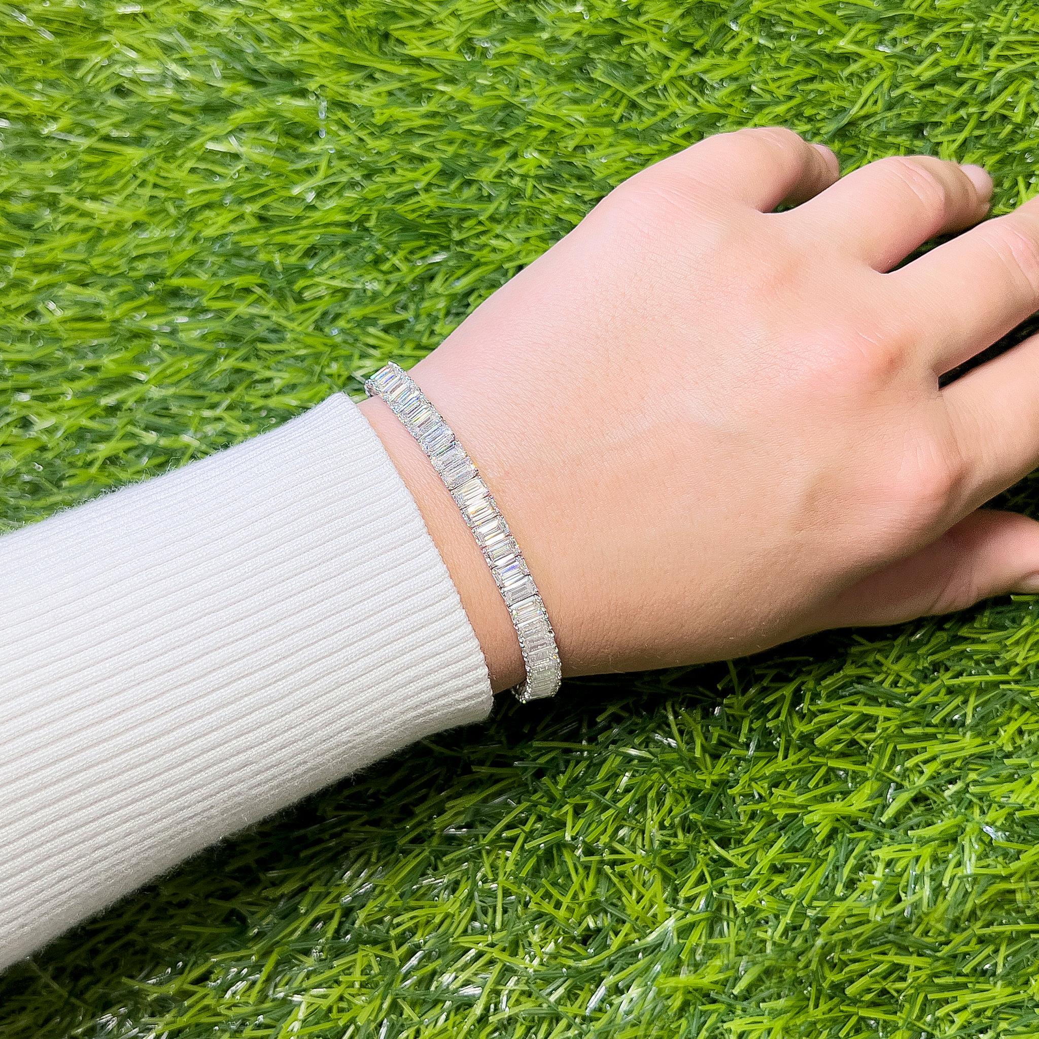 Women's or Men's Important Emerald Cut Diamond Tennis Bracelet 20.32 Carats 51 Diamonds 18K Gold For Sale