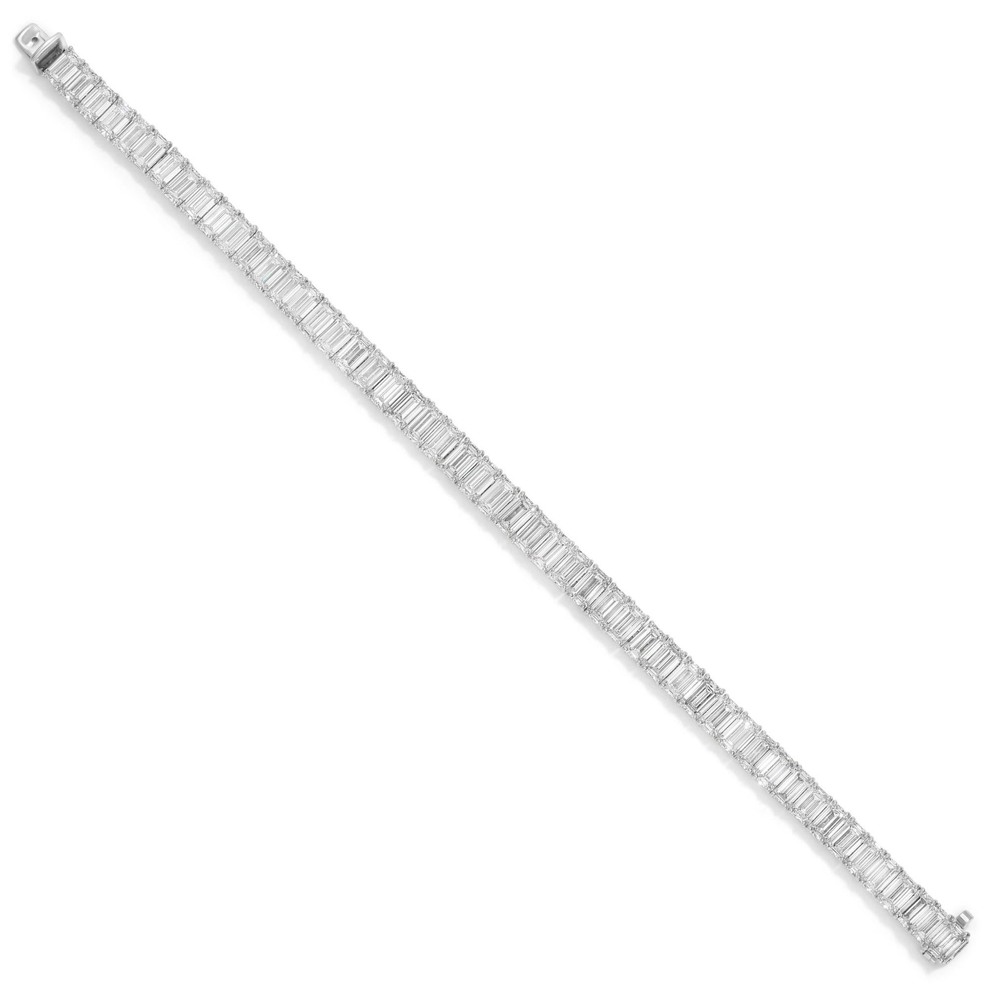 Important Emerald Cut Diamond Tennis Bracelet 20.32 Carats 51 Diamonds 18K Gold In Excellent Condition For Sale In Aliso Viejo, CA