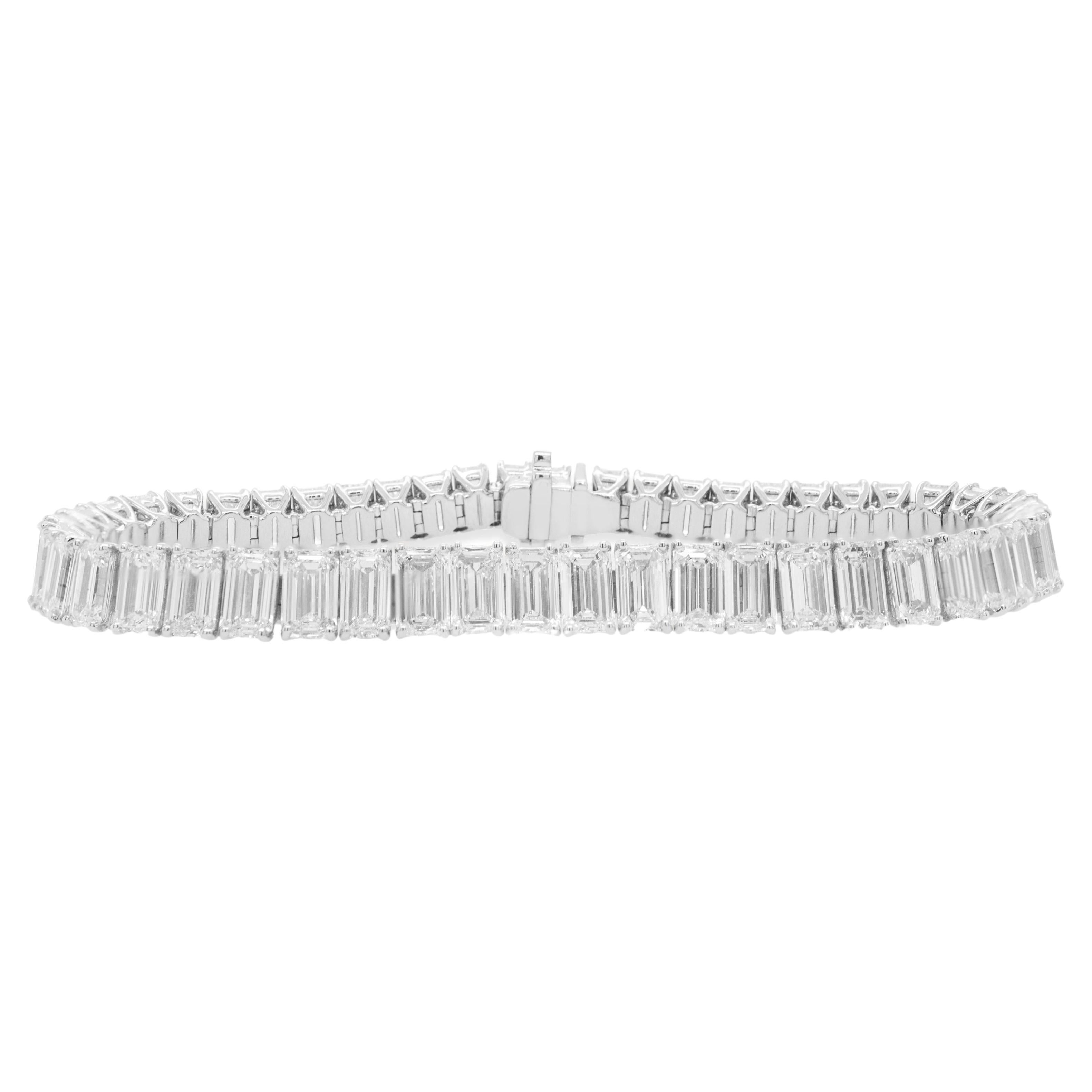 Important bracelet tennis en or 18 carats avec 51 diamants taille émeraude de 20,32 carats en vente