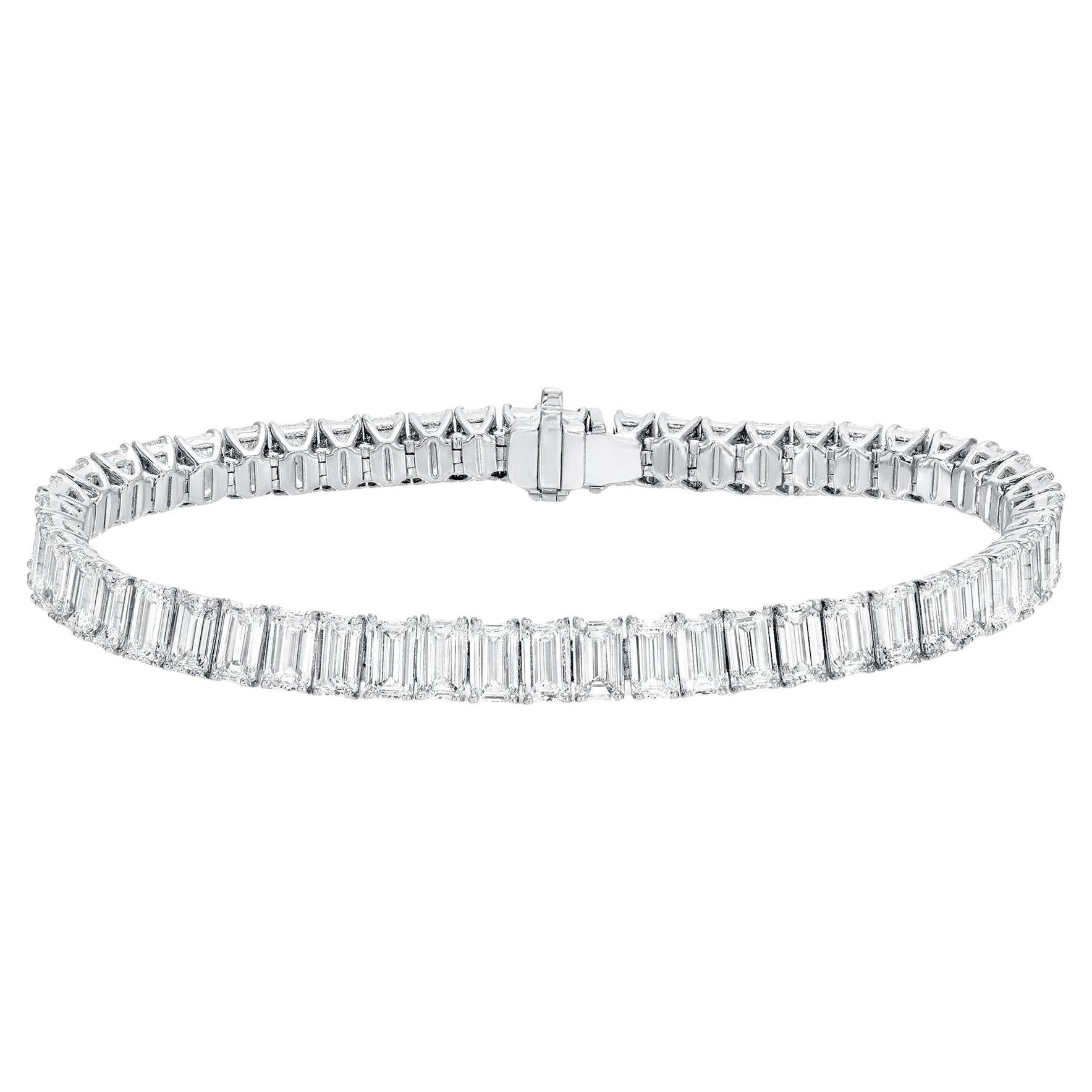 Important bracelet tennis en or 18 carats avec 51 diamants taille émeraude de 20,32 carats