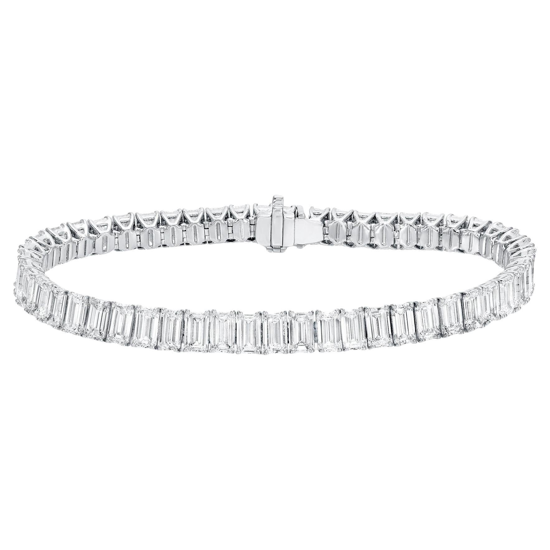 Important bracelet tennis en or 18 carats avec 51 diamants taille émeraude de 20,32 carats