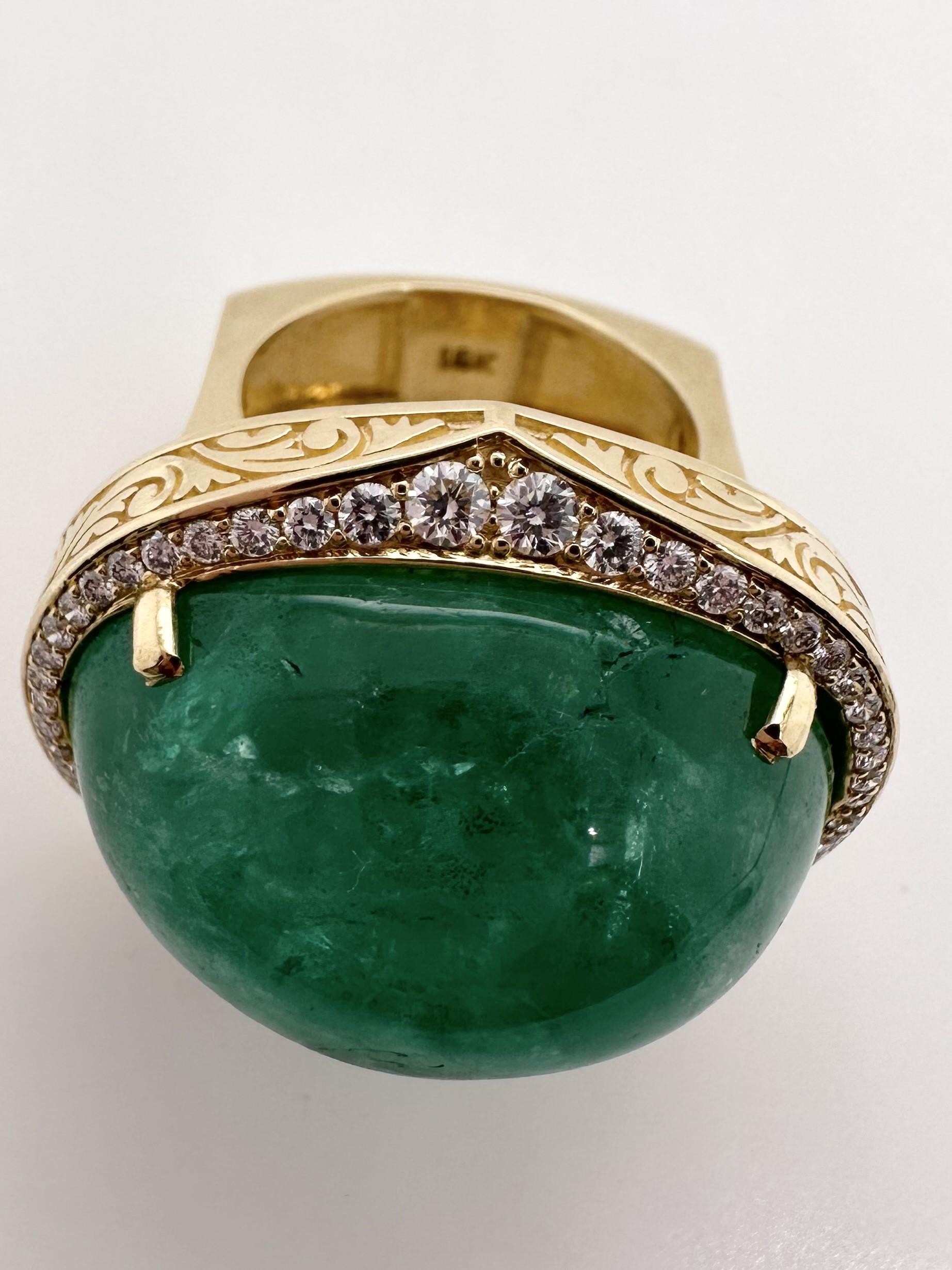 Important Emerald & Diamond ring in 18KT yellow gold Handfinished RARE In New Condition For Sale In Boca Raton, FL