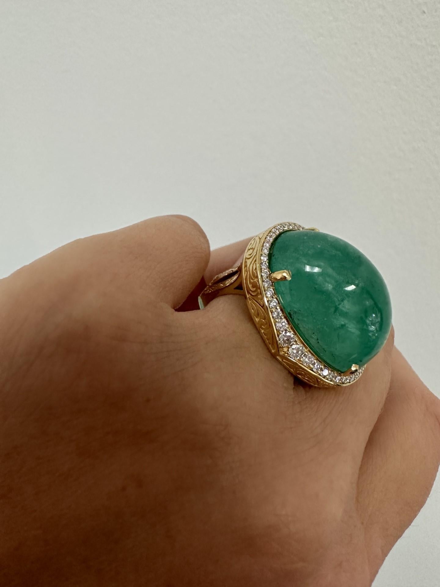Women's or Men's Important Emerald & Diamond ring in 18KT yellow gold Handfinished RARE For Sale