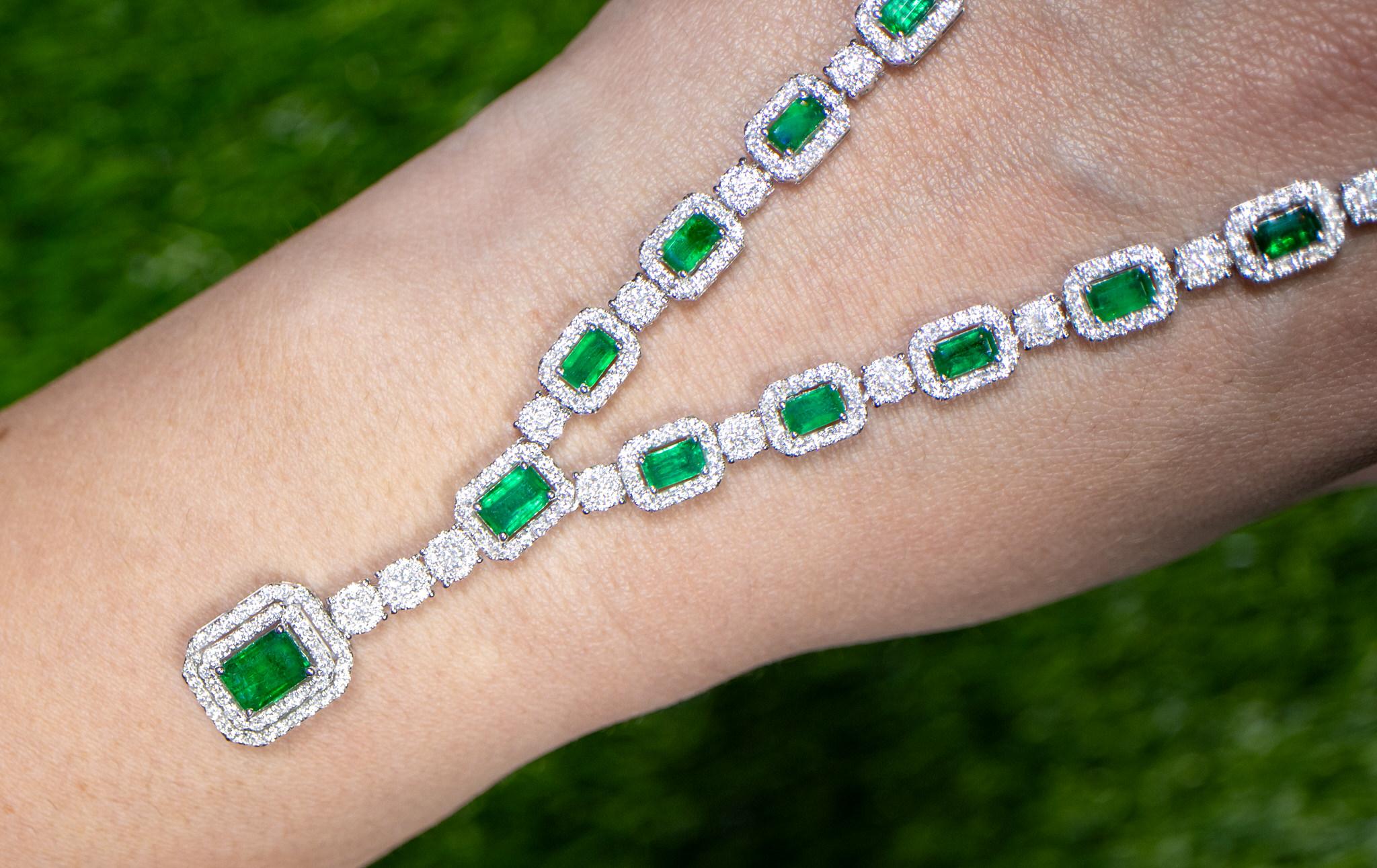 Women's or Men's Important Emerald Pendant Necklace With Diamonds 10.1 Carats 18K Gold For Sale