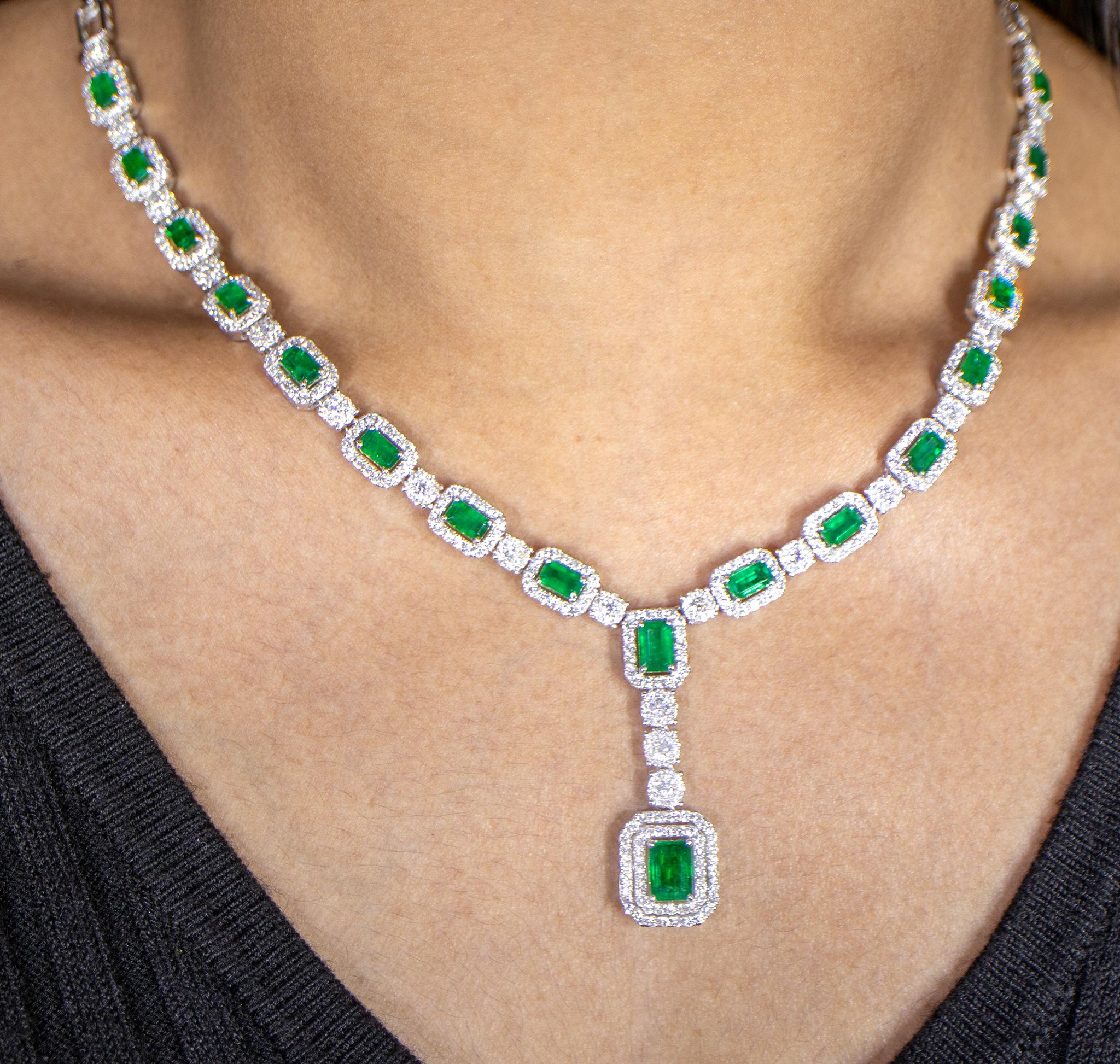 Important Emerald Pendant Necklace With Diamonds 10.1 Carats 18K Gold For Sale 1