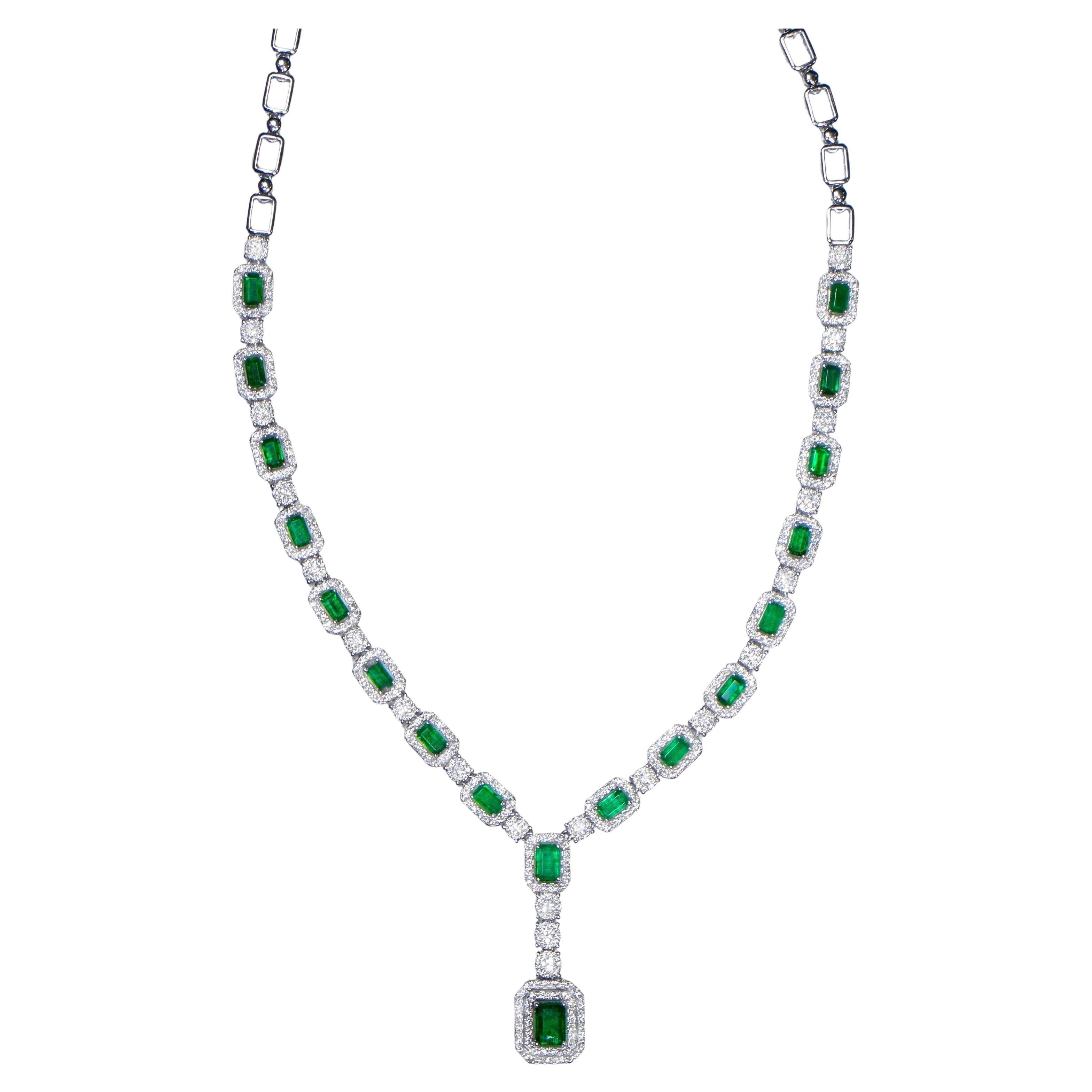 Important Emerald Pendant Necklace With Diamonds 10.1 Carats 18K Gold