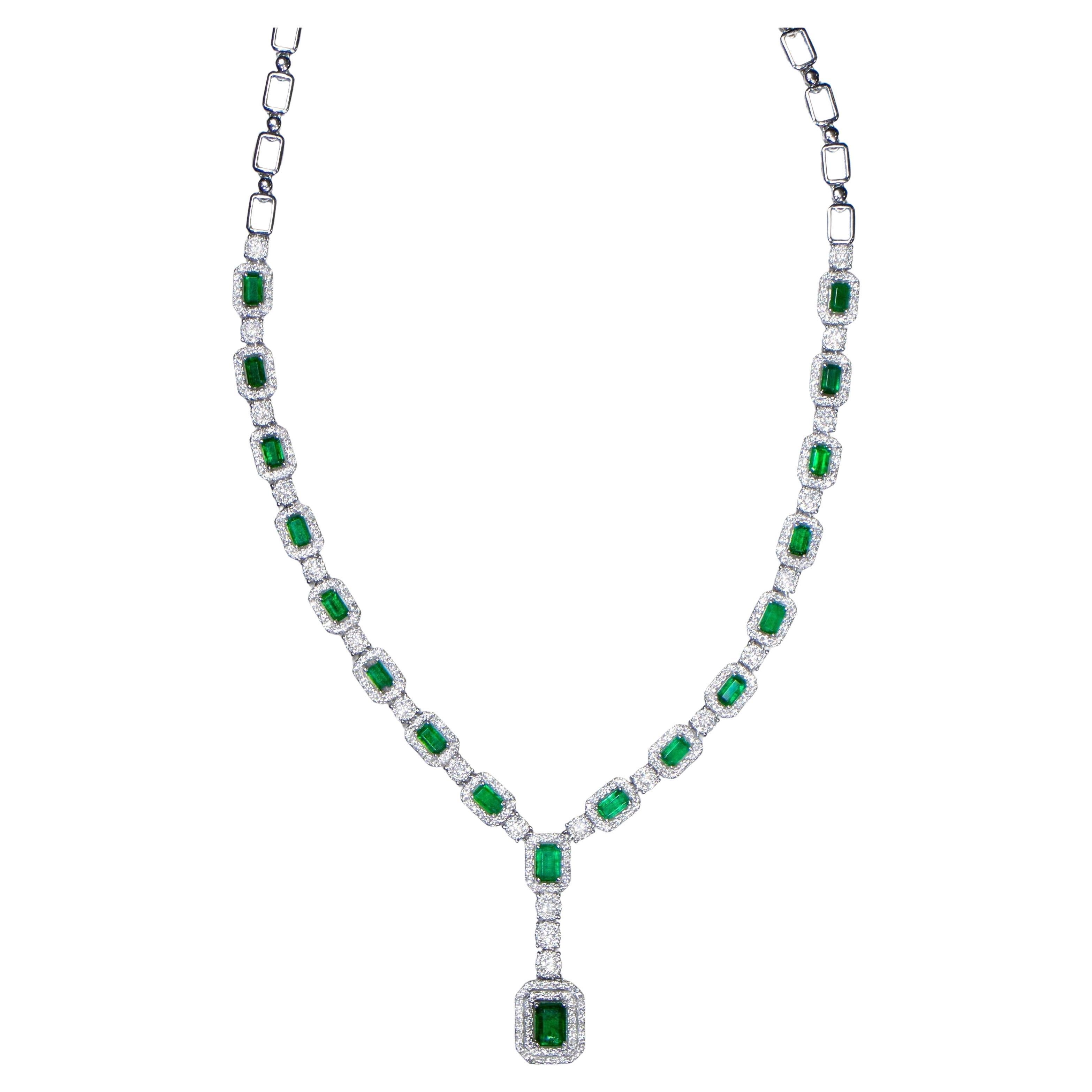 Important Emerald Pendant Necklace With Diamonds 10.1 Carats 18K Gold