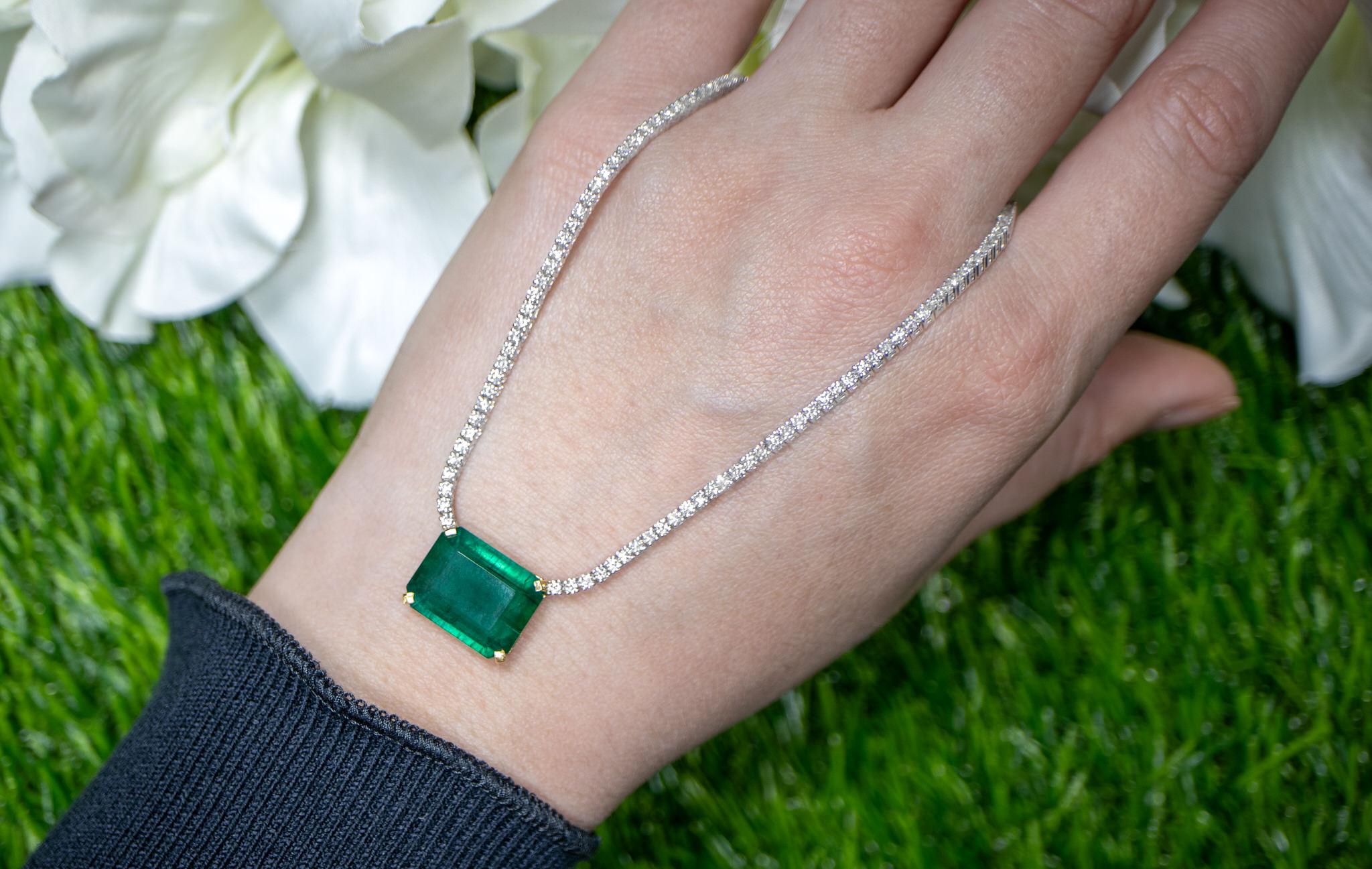 Women's or Men's Important Emerald Pendant With Diamond Necklace 13.2 Carats 18K Gold For Sale