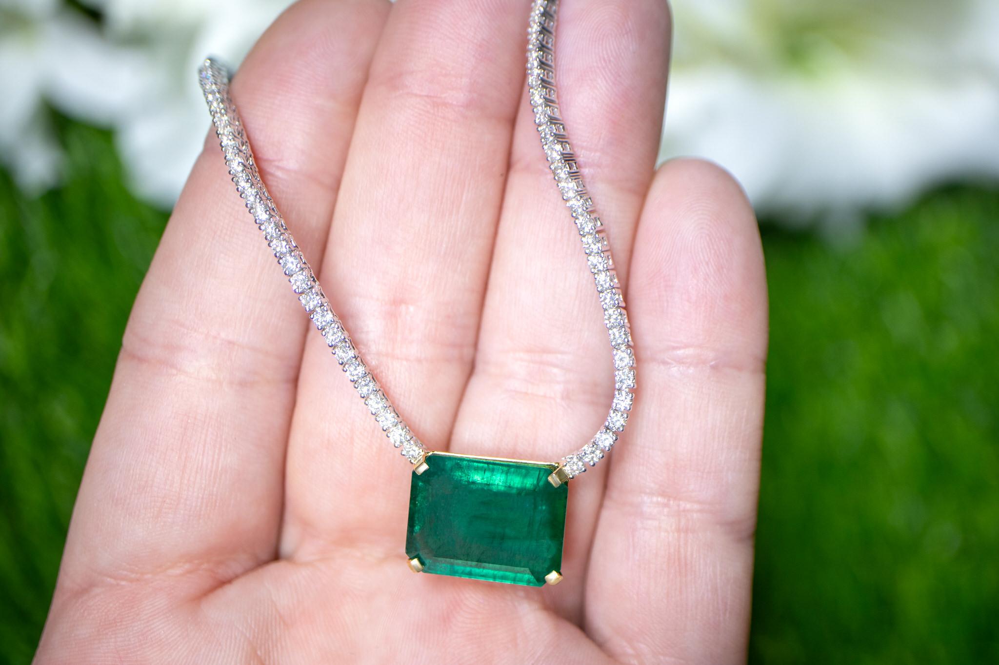 Important Emerald Pendant With Diamond Necklace 13.2 Carats 18K Gold For Sale 1
