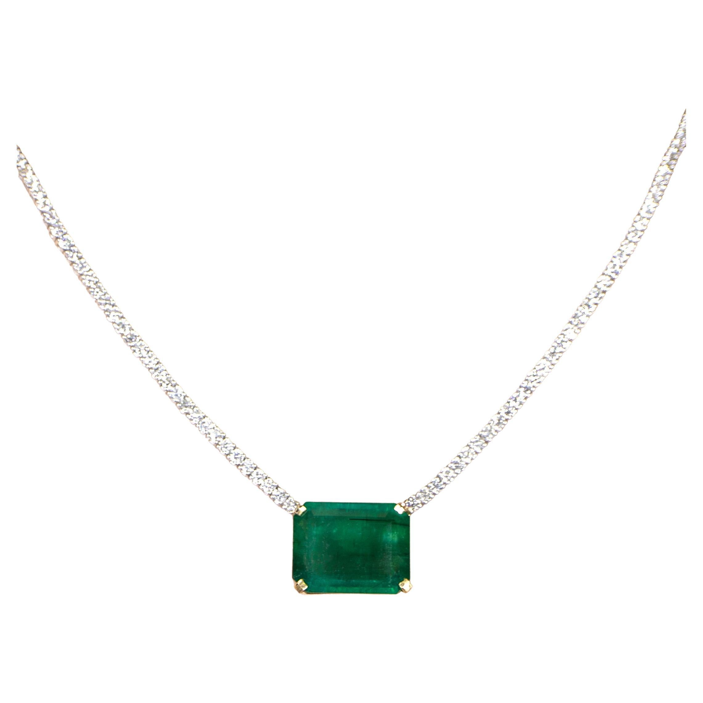 Important Emerald Pendant With Diamond Necklace 13.2 Carats 18K Gold For Sale