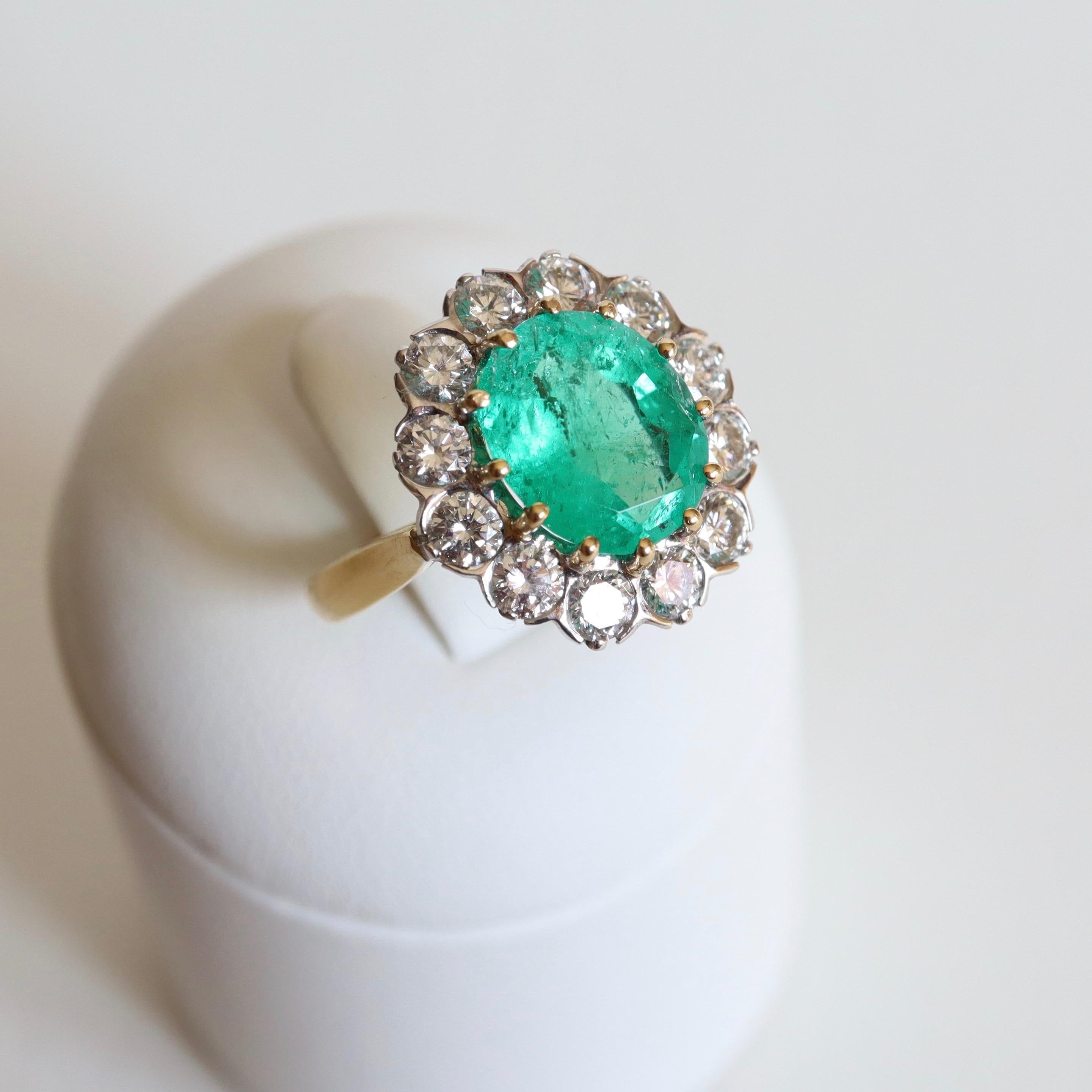 Emerald Ring 4.53 Karat in 18K Yellow Gold, 18K White Gold, Diamonds In Good Condition In Paris, FR