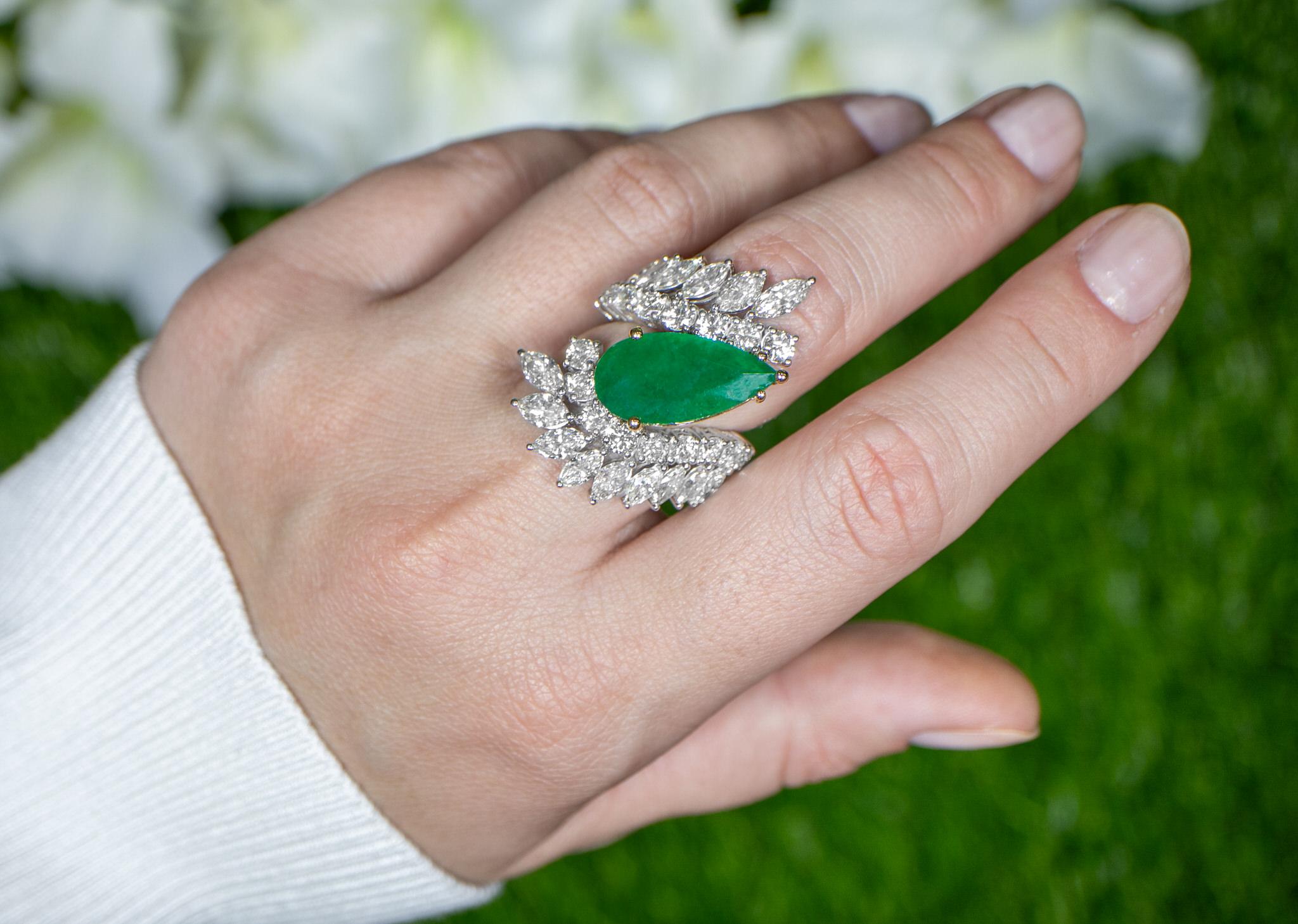 Art Nouveau Important Emerald Ring With Diamond Bypass Setting 11 Carats 18K Gold For Sale