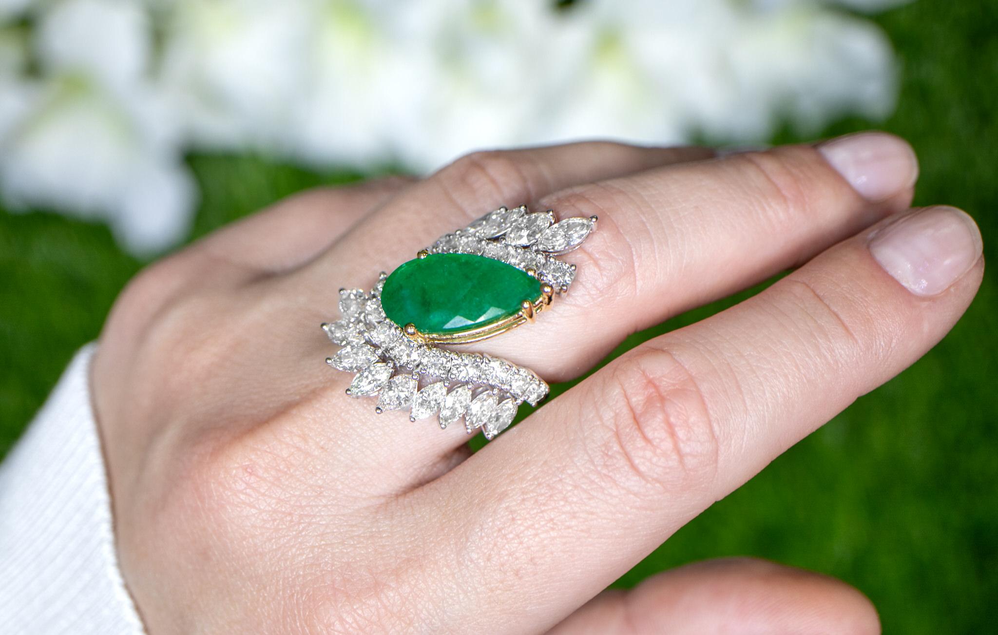 Pear Cut Important Emerald Ring With Diamond Bypass Setting 11 Carats 18K Gold For Sale