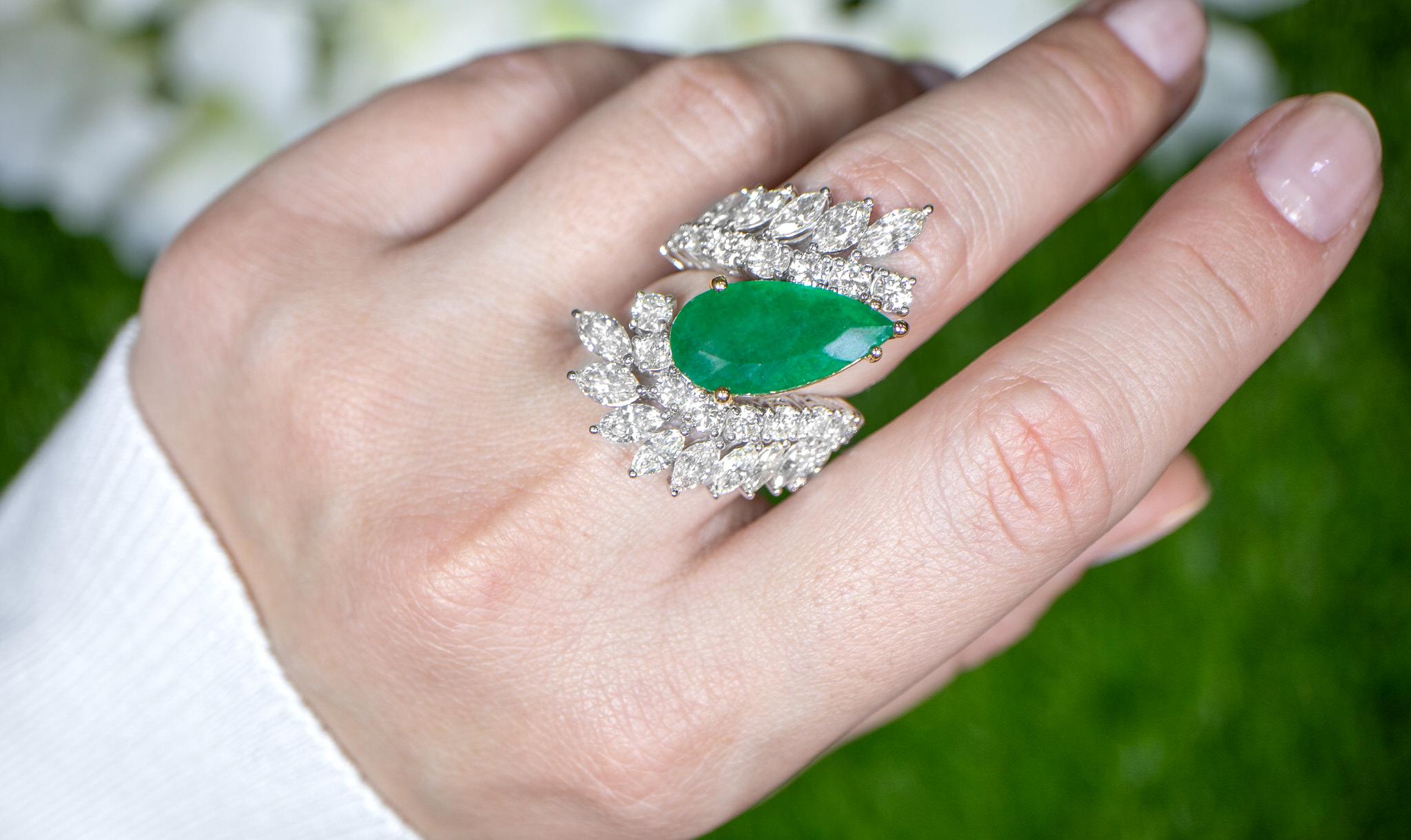 Important Emerald Ring With Diamond Bypass Setting 11 Carats 18K Gold In Excellent Condition For Sale In Laguna Niguel, CA