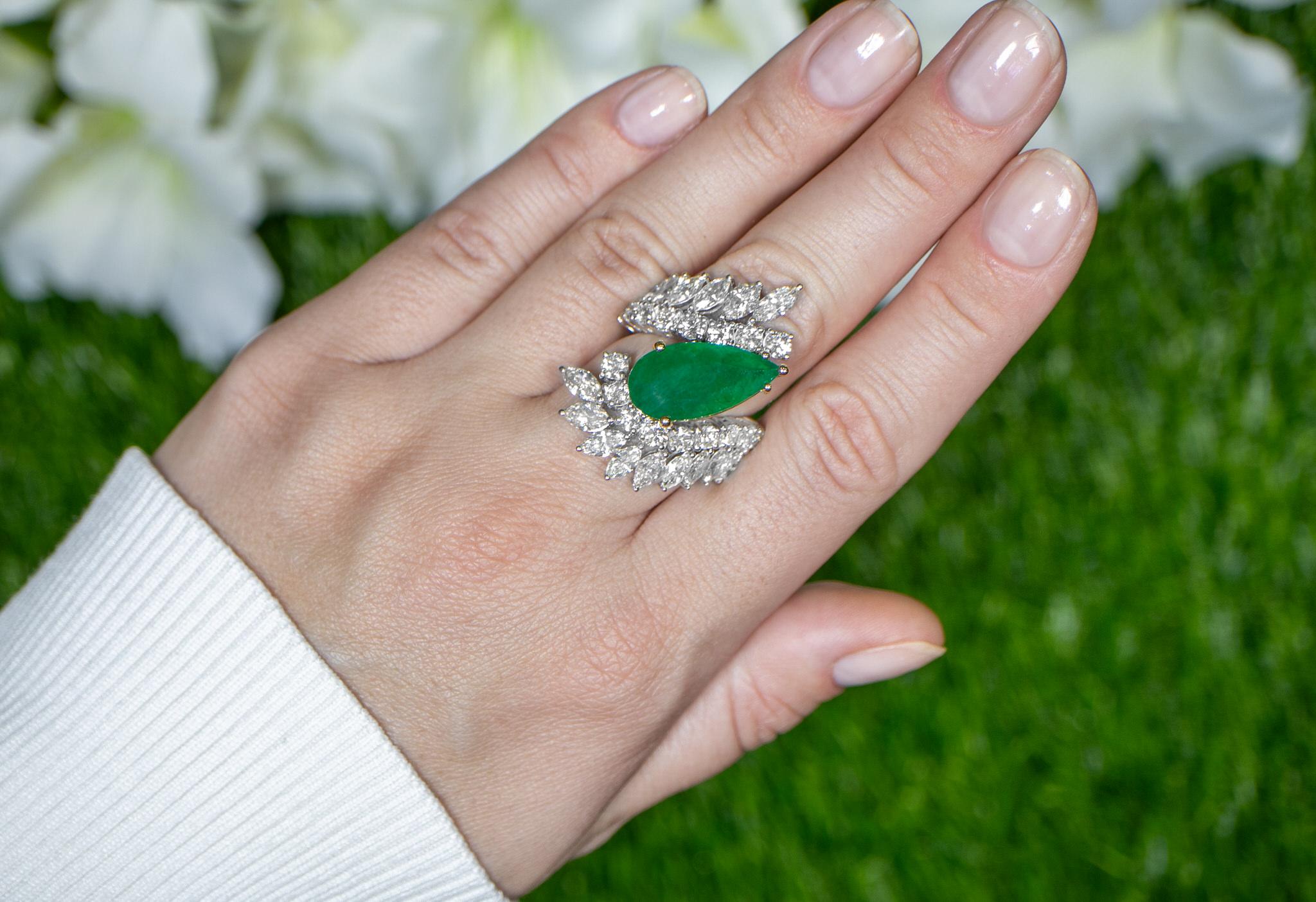 Women's Important Emerald Ring With Diamond Bypass Setting 11 Carats 18K Gold For Sale