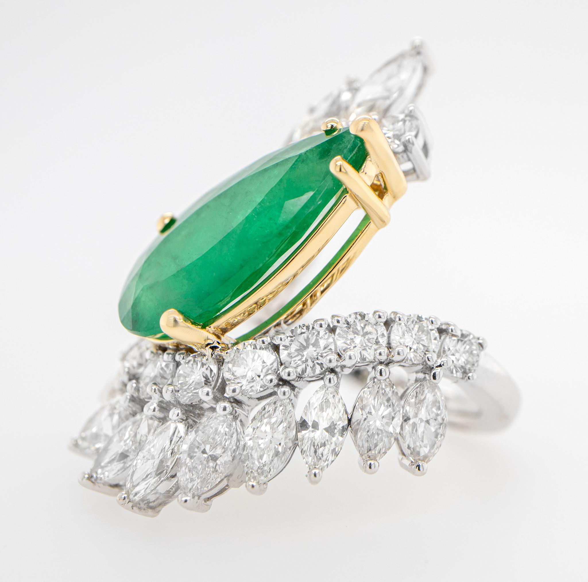 Important Emerald Ring With Diamond Bypass Setting 11 Carats 18K Gold For Sale 1