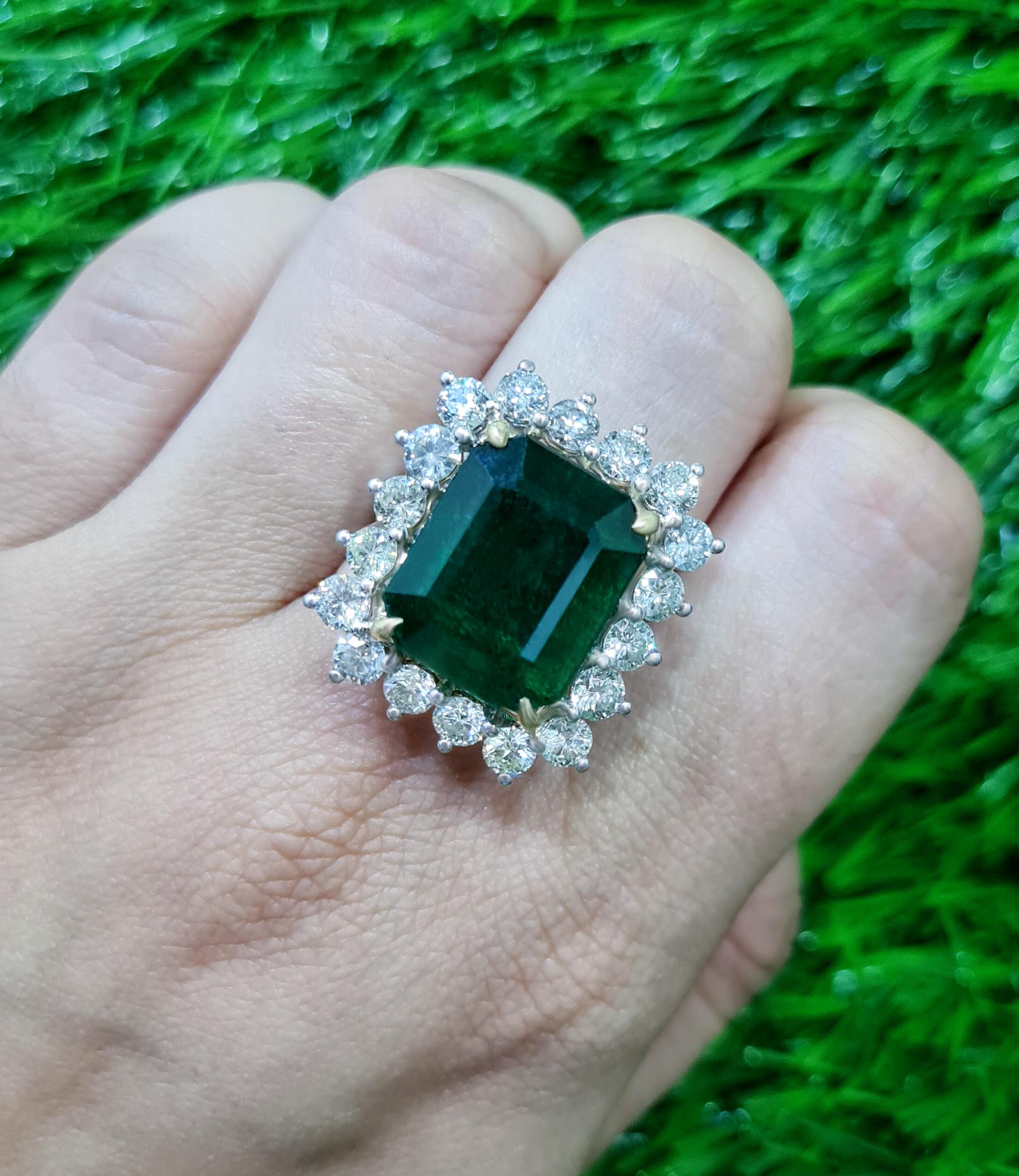 Contemporary Important Emerald Ring With Diamonds 17.75 Carats 18K Gold For Sale