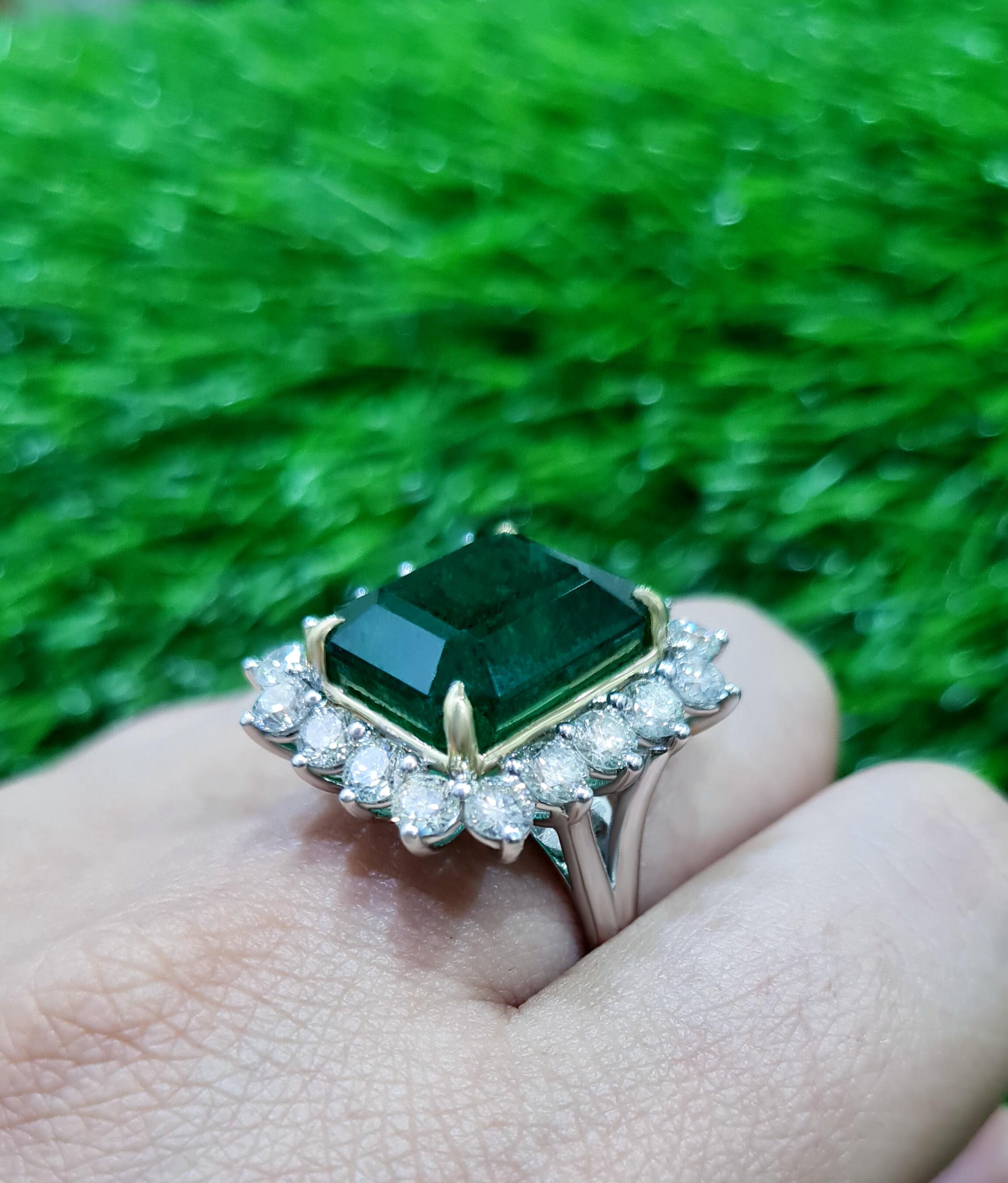 Wichtiger Smaragdring mit Diamanten 17,75 Karat 18K Gold (Smaragdschliff) im Angebot