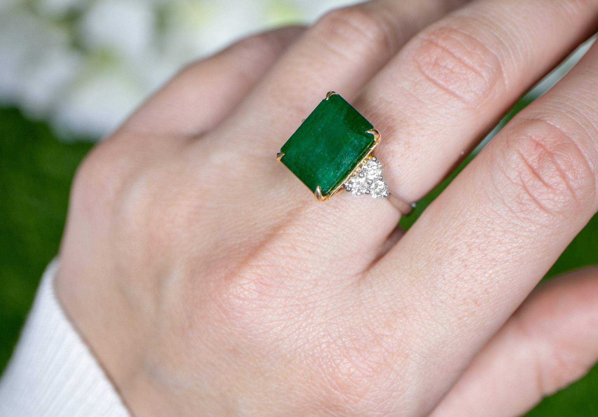 Contemporary Important Emerald Ring With Diamonds 8.82 Carats 18K Gold For Sale
