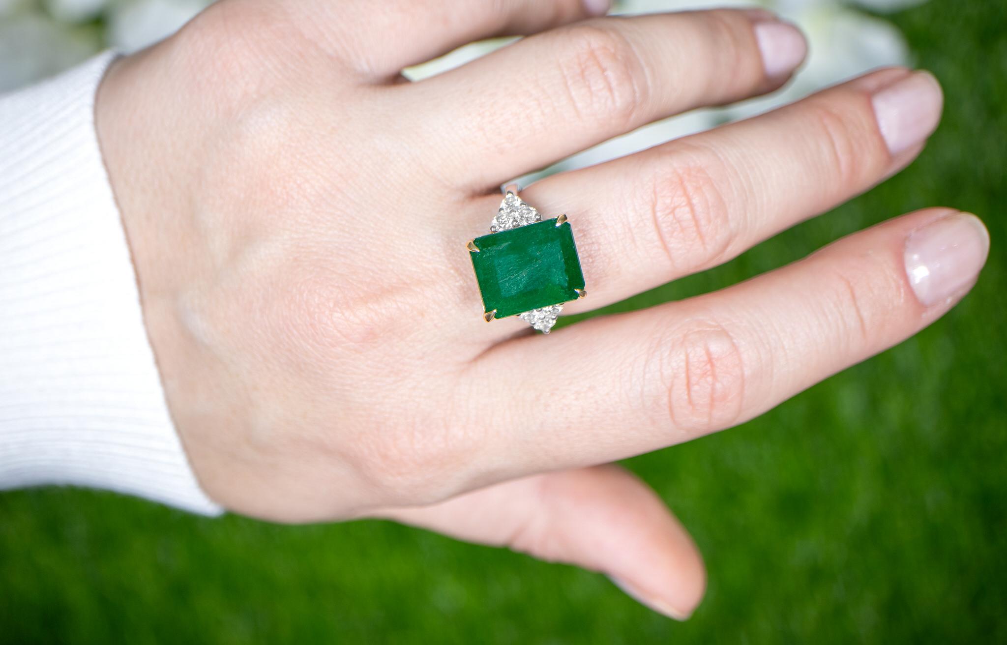 Emerald Cut Important Emerald Ring With Diamonds 8.82 Carats 18K Gold For Sale