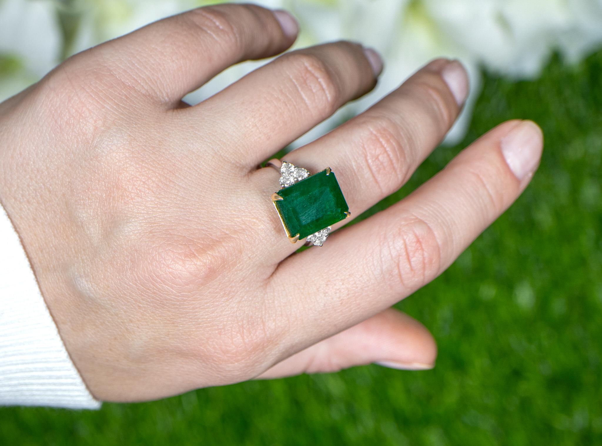 Important Emerald Ring With Diamonds 8.82 Carats 18K Gold In Excellent Condition For Sale In Laguna Niguel, CA