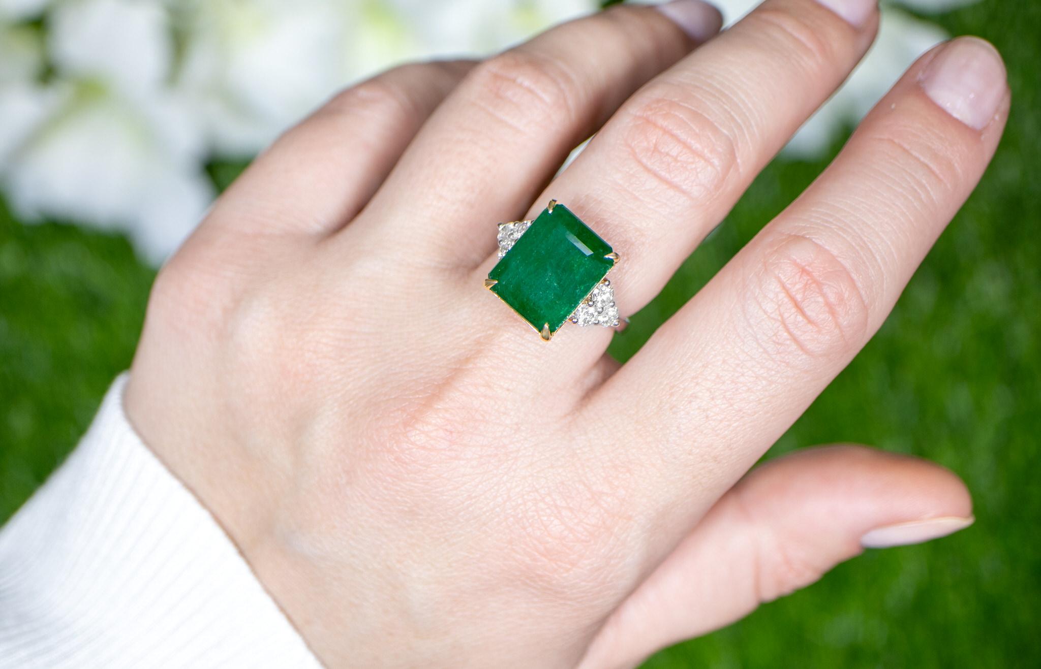 Women's or Men's Important Emerald Ring With Diamonds 8.82 Carats 18K Gold For Sale