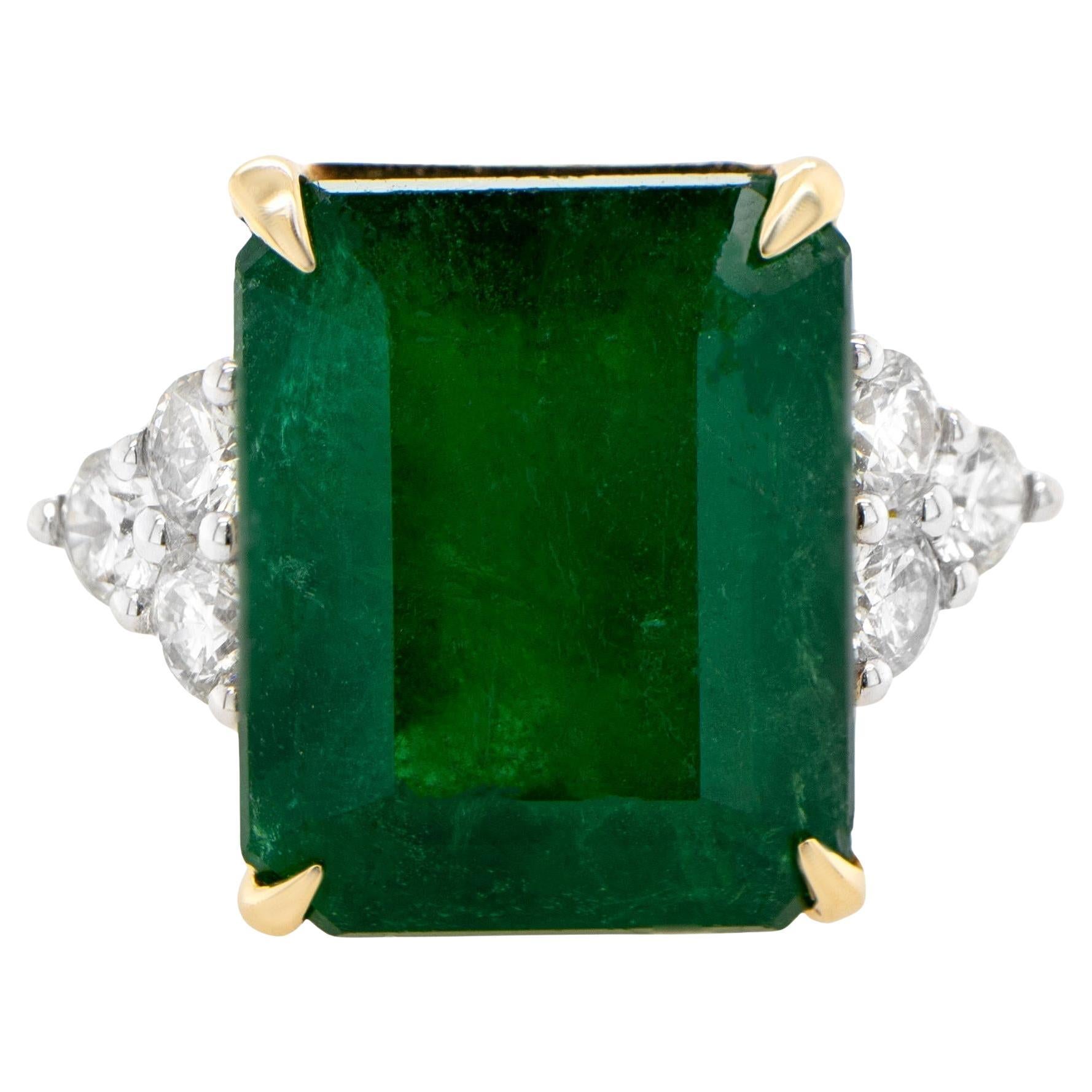Important Emerald Ring With Diamonds 8.82 Carats 18K Gold For Sale