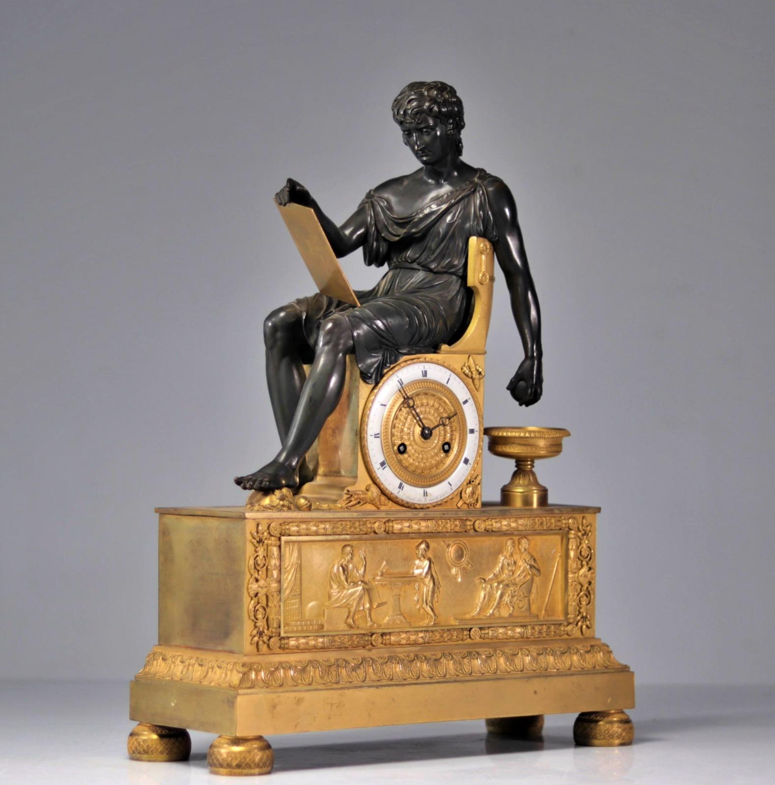 Bedeutende Empireuhr aus Bronze mit zwei Patinas Alexander der Große 19.
Gewicht: 11,00 kg
Größen: H 51cm x L 39cm 
Frankreich
sehr guter Zustand.