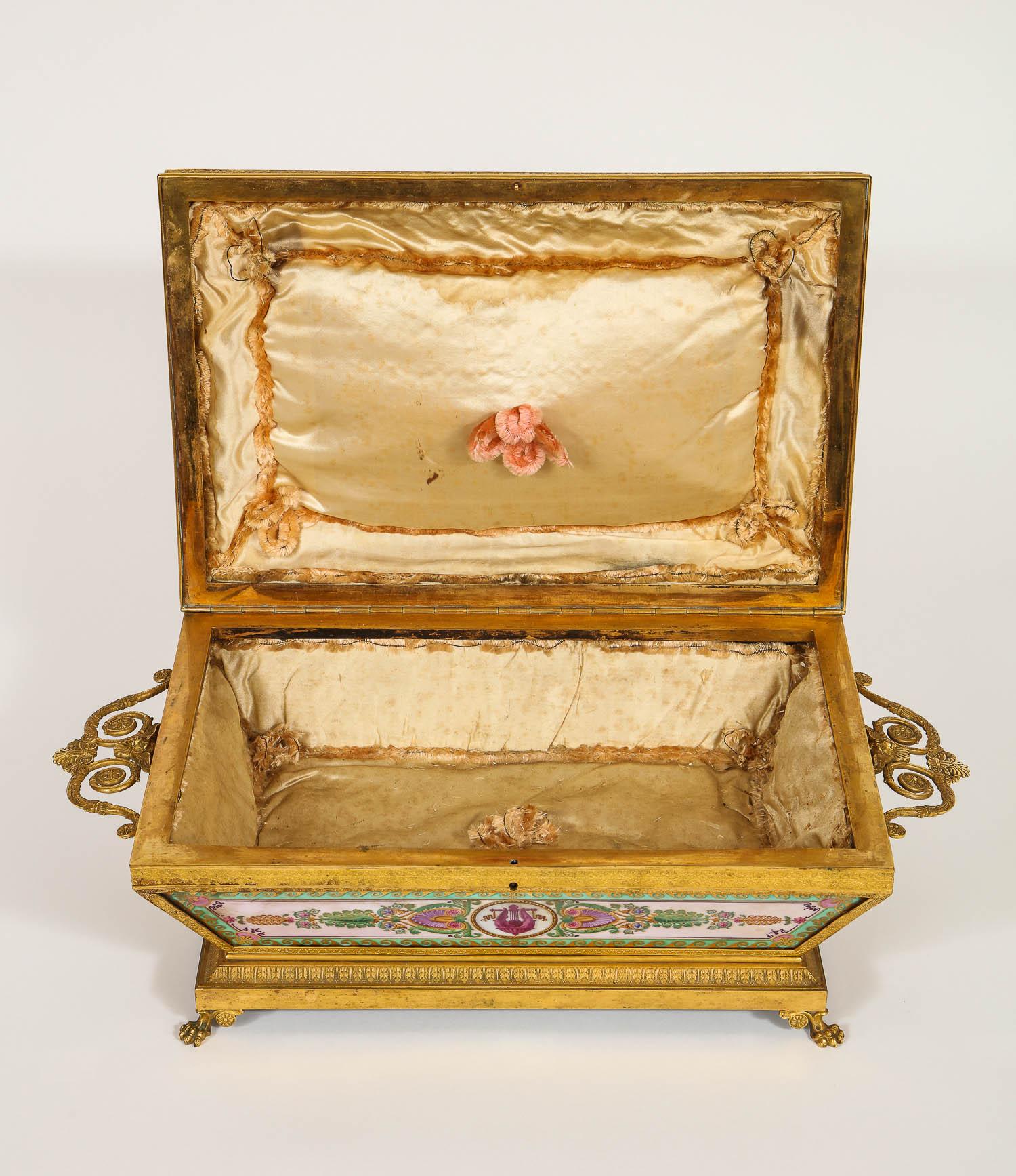 Important coffret/boîte/boîte à bijoux d'époque Empire en porcelaine de Paris et bronze doré en vente 3