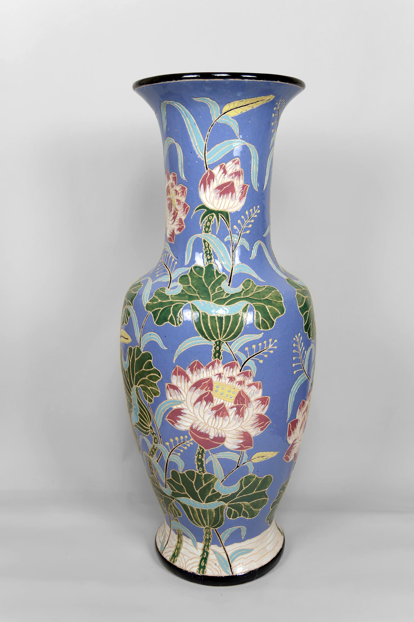 Important vase balustre en grès émaillé, Bien Hoa, Indochine / Vietnam, début du XXe siècle

Caractéristiques :
Origine : Bien Hoa, Indochine (Vietnam), début du 20e siècle
MATERIAL : Grès et émaux polychromes
Décor : Décoration florale élégante