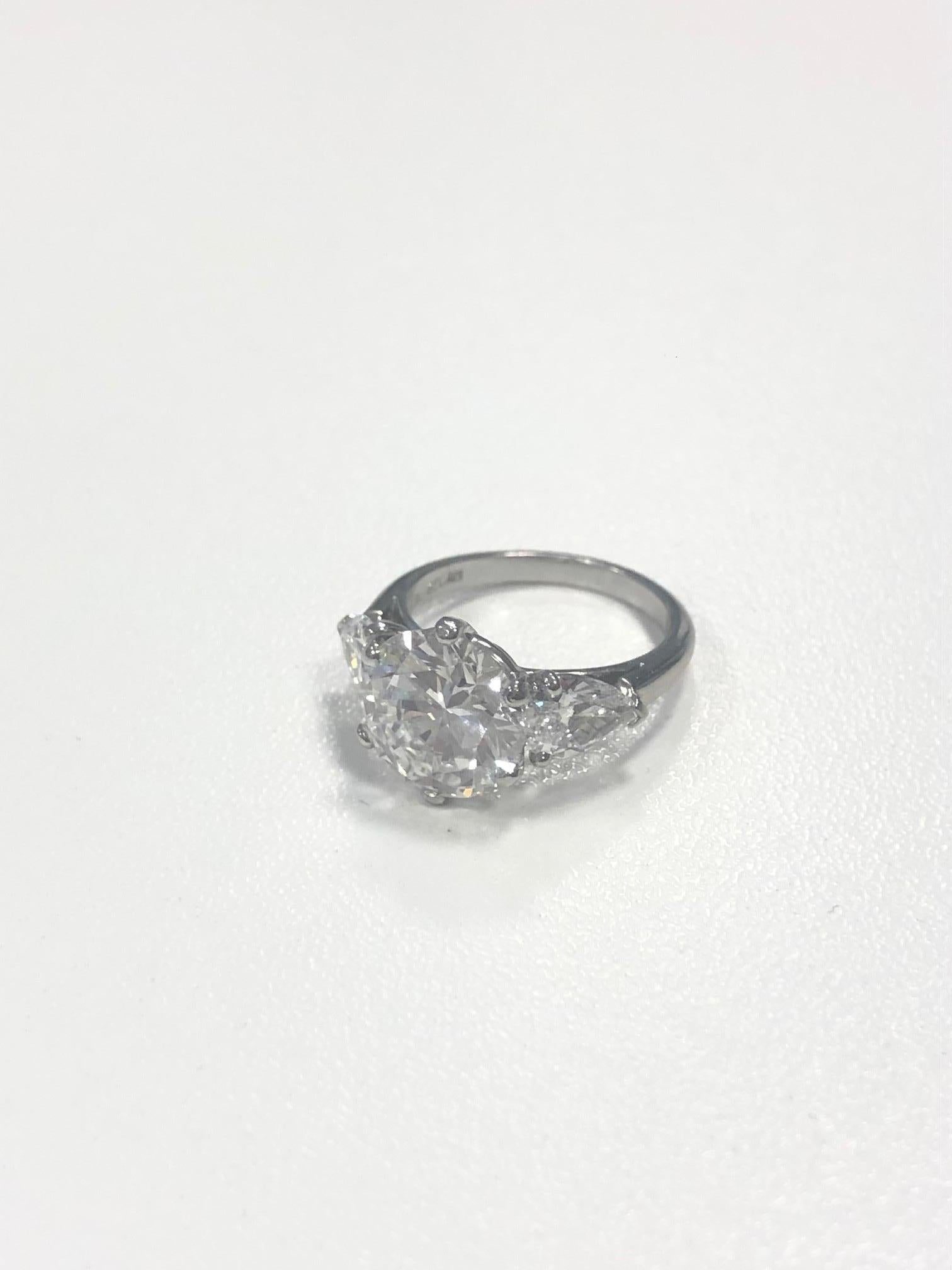 Important Engagement Ring, Signed Cartier circa 1990 for Private Sale In Good Condition For Sale In London, GB